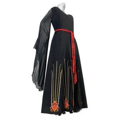 Maxi abito folcloristico in lana e chiffon di seta nero di Nikos and Takis degli anni '70 con ricamo
