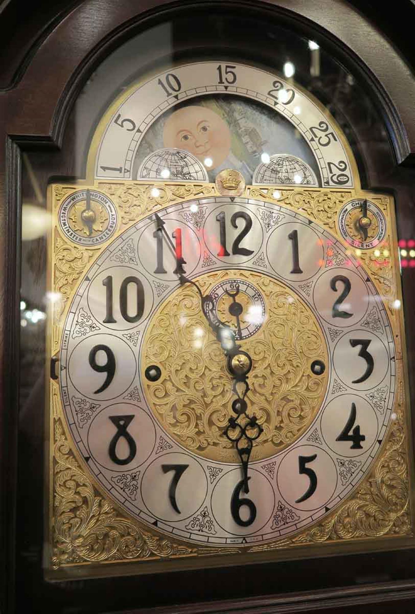 1970er Jahre Neun Röhren Mahagoni Herschede Großvater Uhr mit Messing-Akzenten im Zustand „Gut“ im Angebot in New York, NY