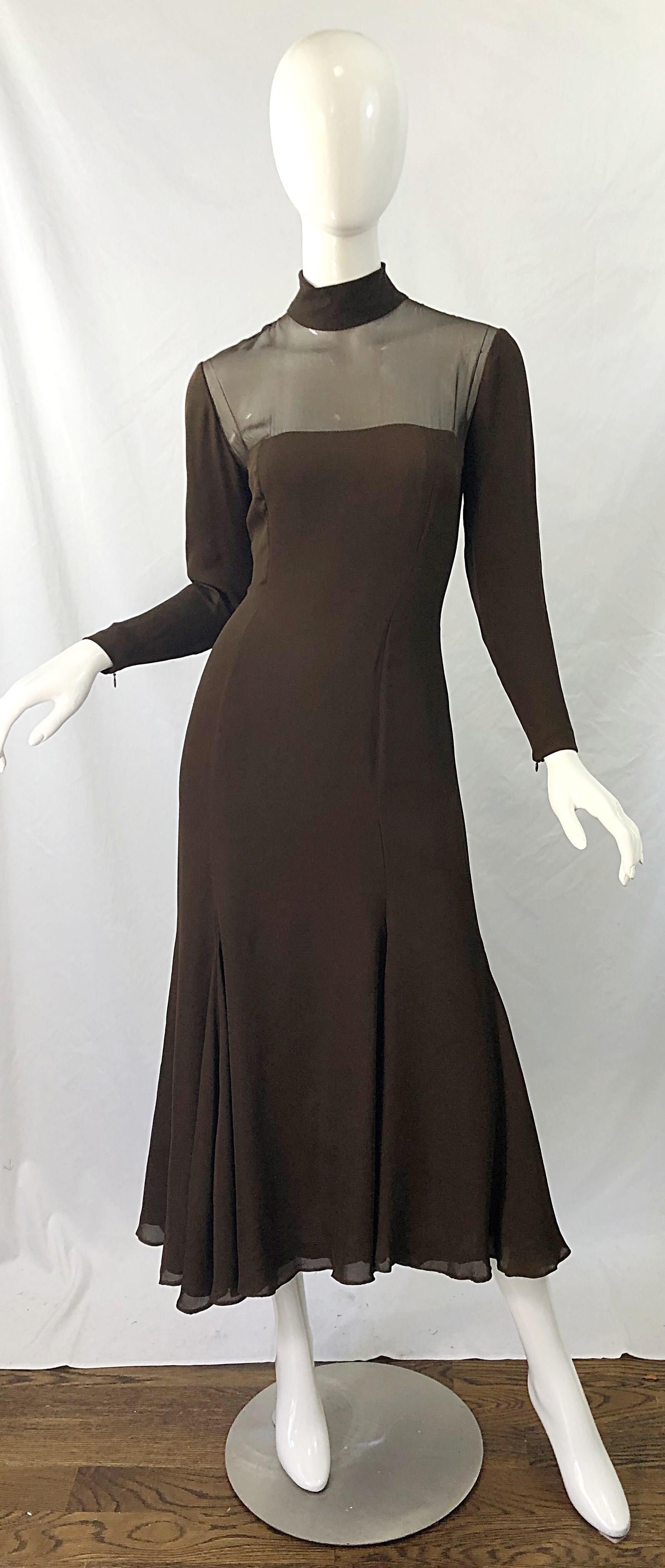 Bellissimo abito midi a maniche lunghe in chiffon di seta marrone cioccolato di Nolan Miller COUTURE degli anni '70! Miller, che è stato il famoso designer di tutto il guardaroba di 