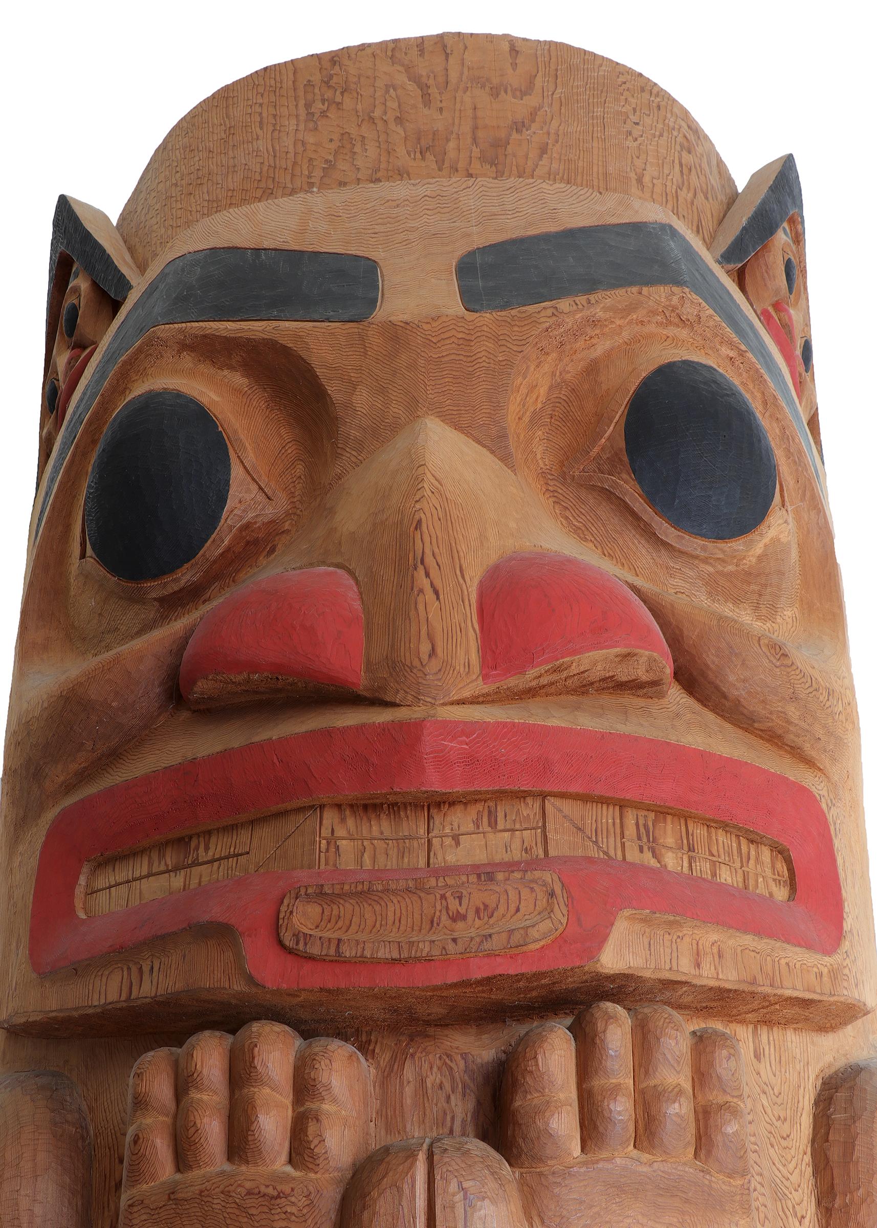 Este llamativo tótem de la Costa Noroeste es una excepcional escultura de madera tallada a mano creada por el renombrado artista nootka (Nuu-chah-nulth) Joe David (nacido en 1945), célebre figura del renacimiento del arte indígena del Noroeste del