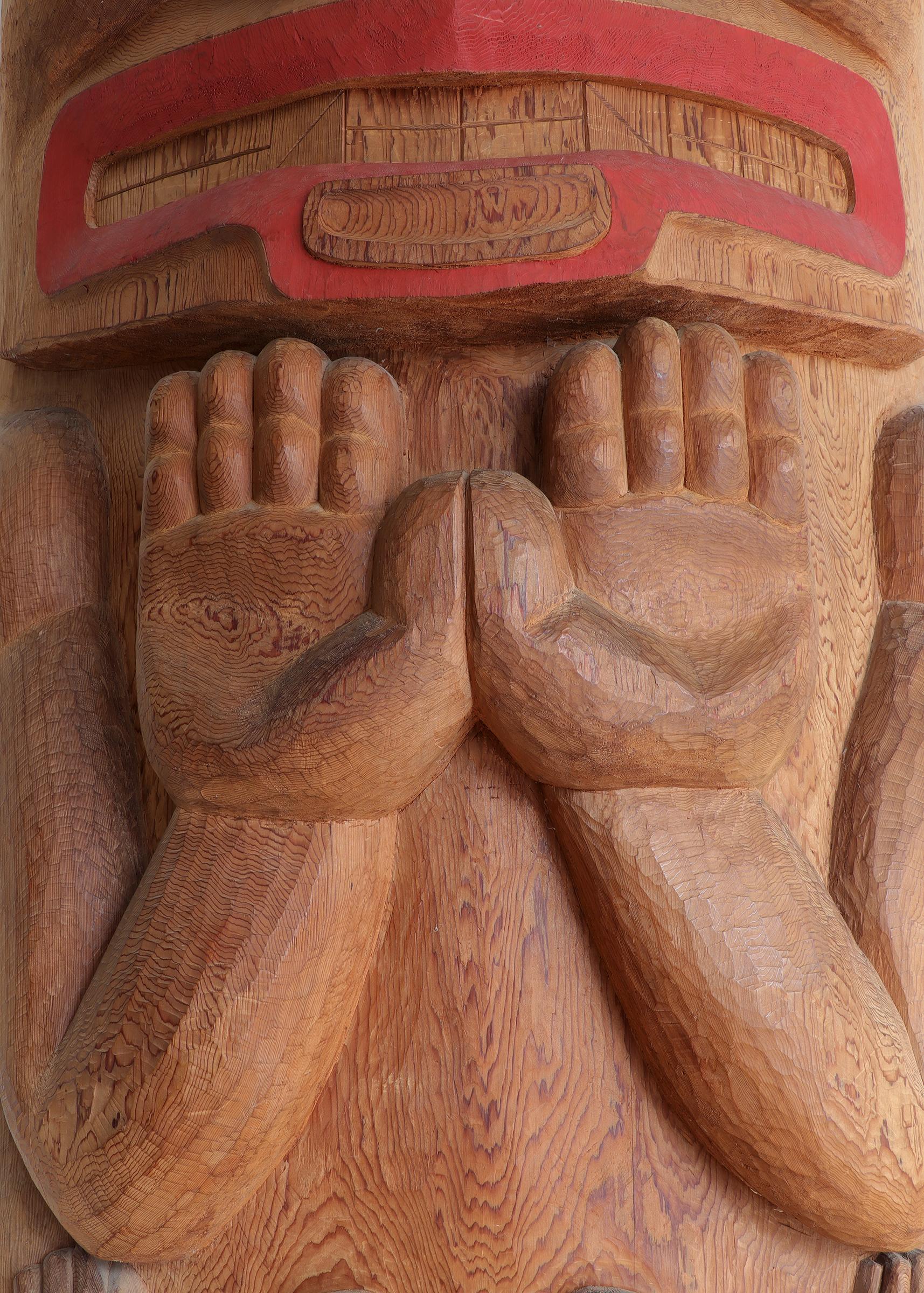 1970s Nootka Totem Pole by Joe David - Arte en madera de la costa noroeste tallado a mano Canadiense en venta