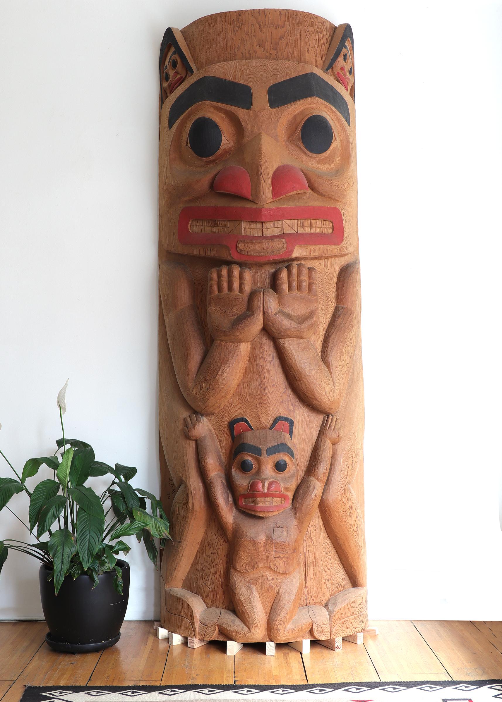 1970s Nootka Totem Pole by Joe David - Arte en madera de la costa noroeste tallado a mano en venta 1