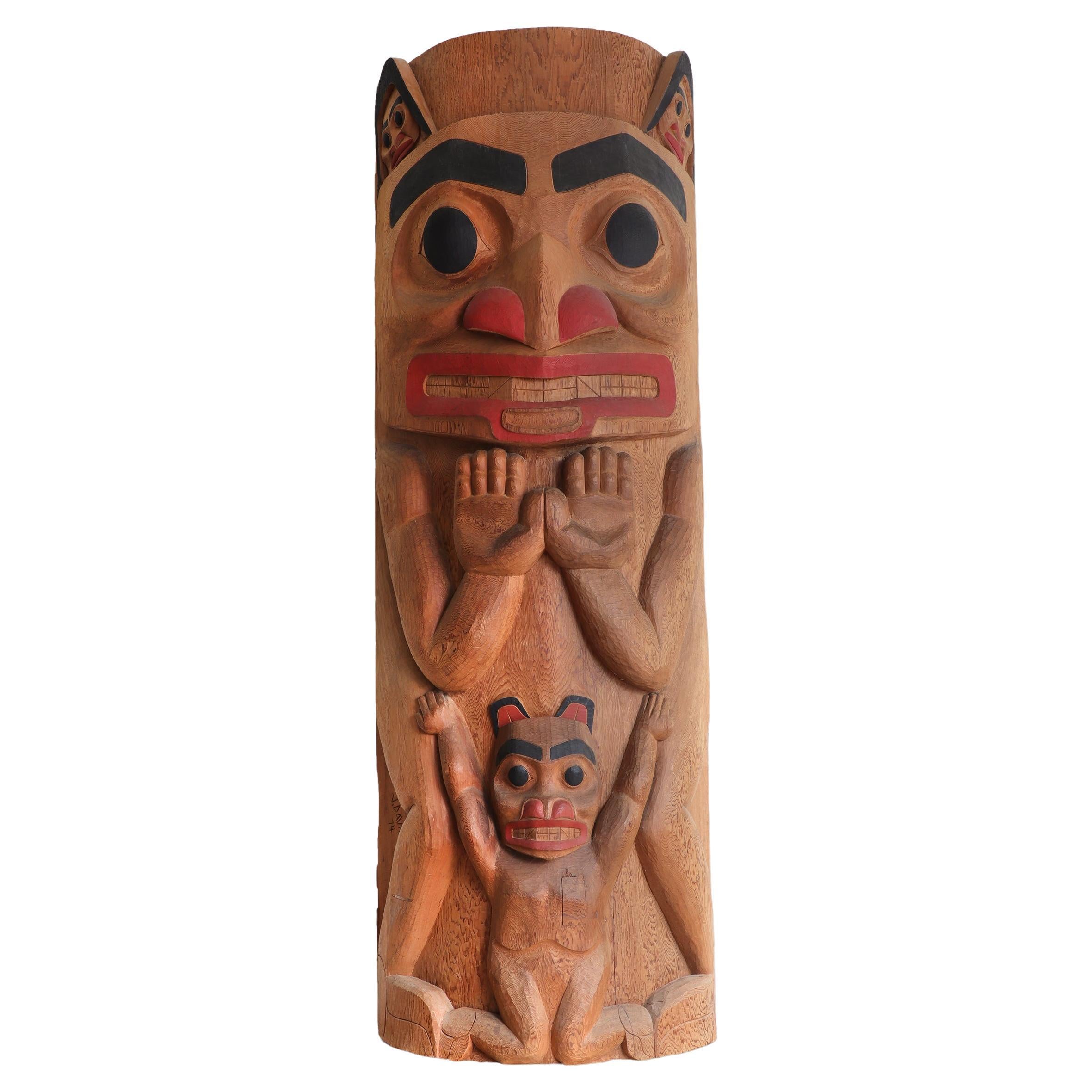 1970s Nootka Totem Pole by Joe David - Arte en madera de la costa noroeste tallado a mano en venta