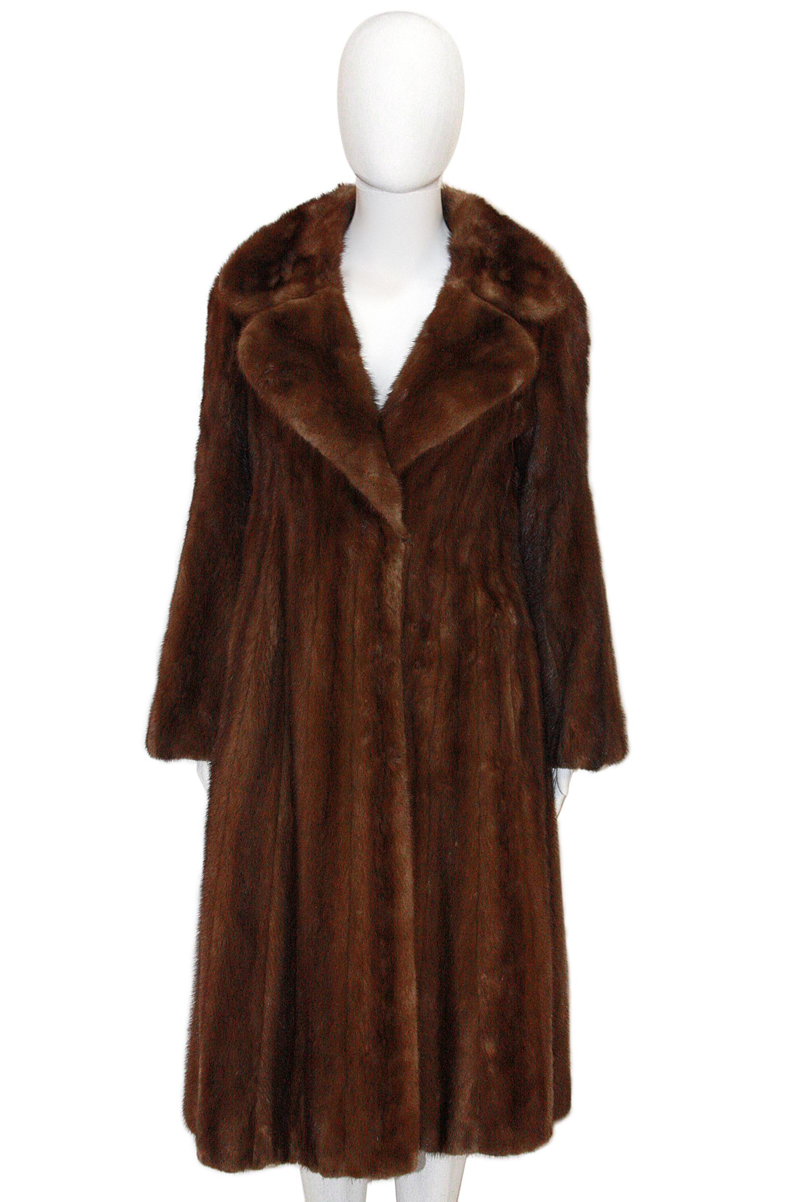 NORMAN NORELL for MICHAEL FORREST of New York, Vintage natural mink fur coat from the 1970s
Tapered arms with Flared cuffs  
Midi-length 
Tapered body and Flared hemline
Brown hook closures 
Brown patterned silk lining 
Made by Norell for Michael
