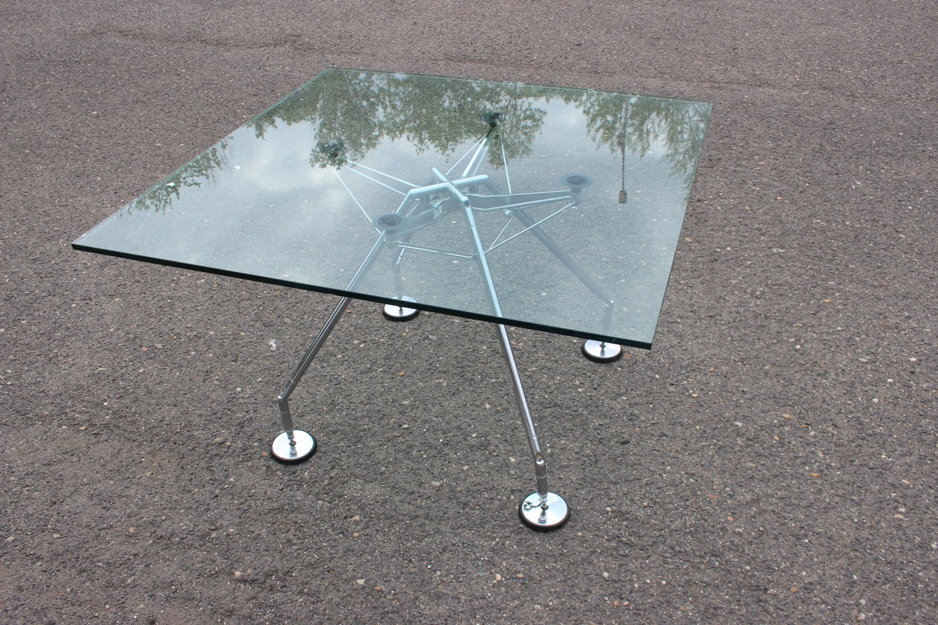 1970s Norman Foster Large Glass Table Model Nomos for Tecno, Italy In Good Condition For Sale In Praha, CZ