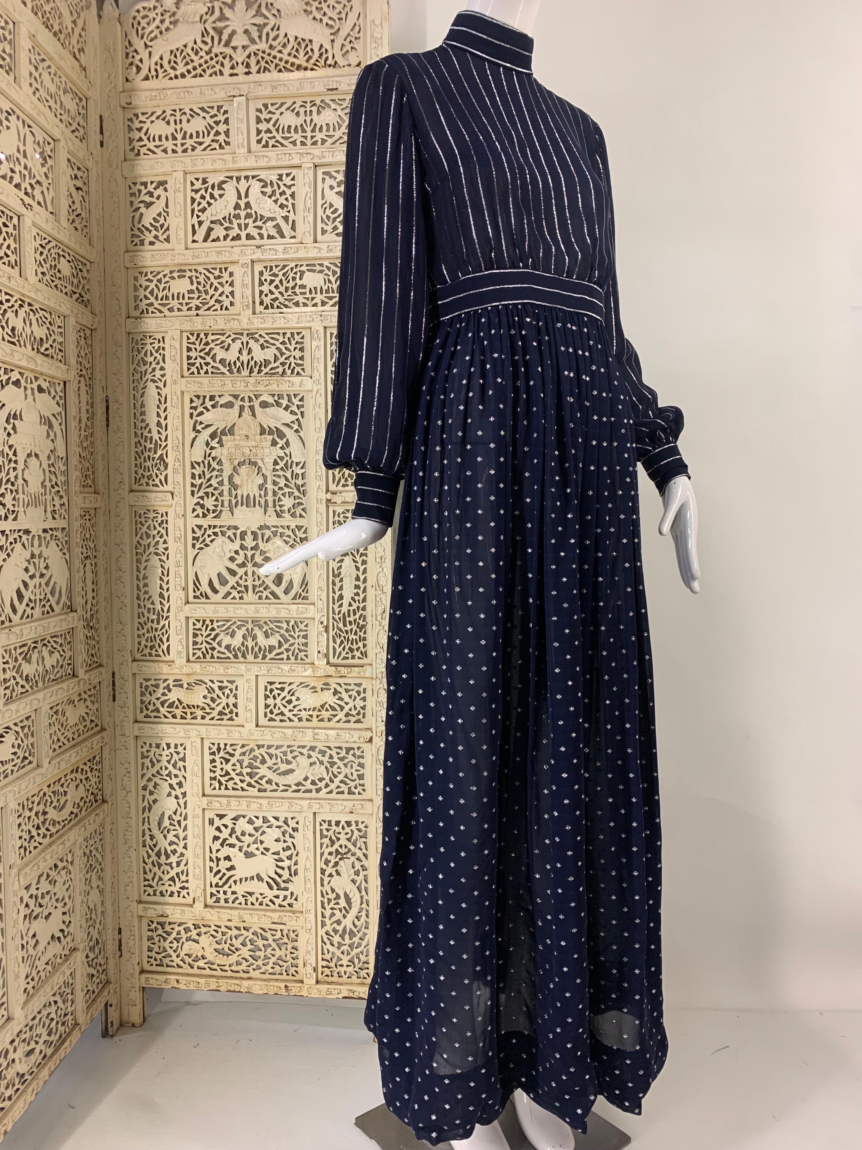 Norman Norell, robe de soirée bleu marine et argentée en crêpe et mousseline de lurex des années 1970 en vente 6