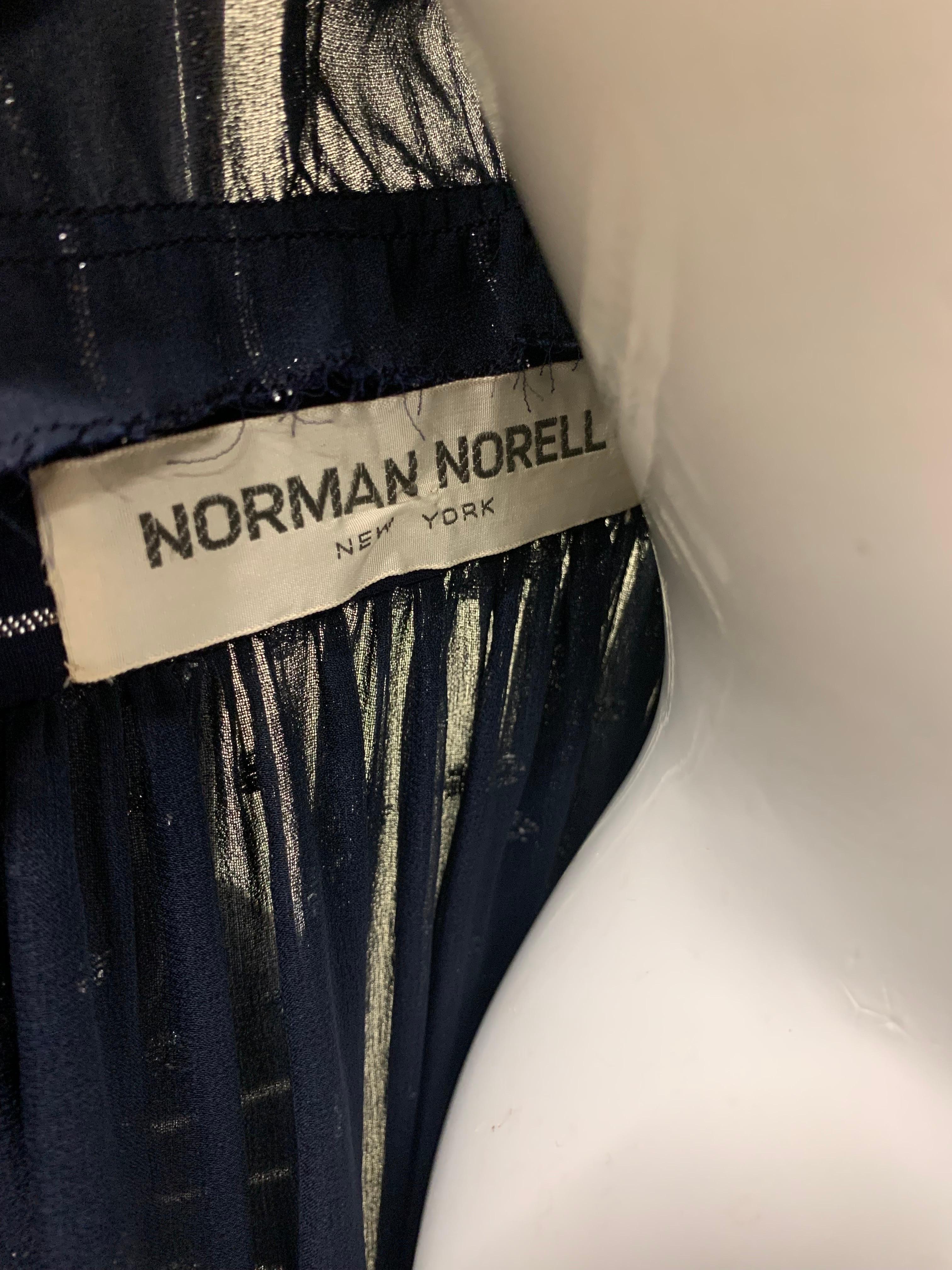 1970er Norman Norell Marineblaues und silbernes Abendkleid aus Krepp und Chiffon mit Lurex im Angebot 9
