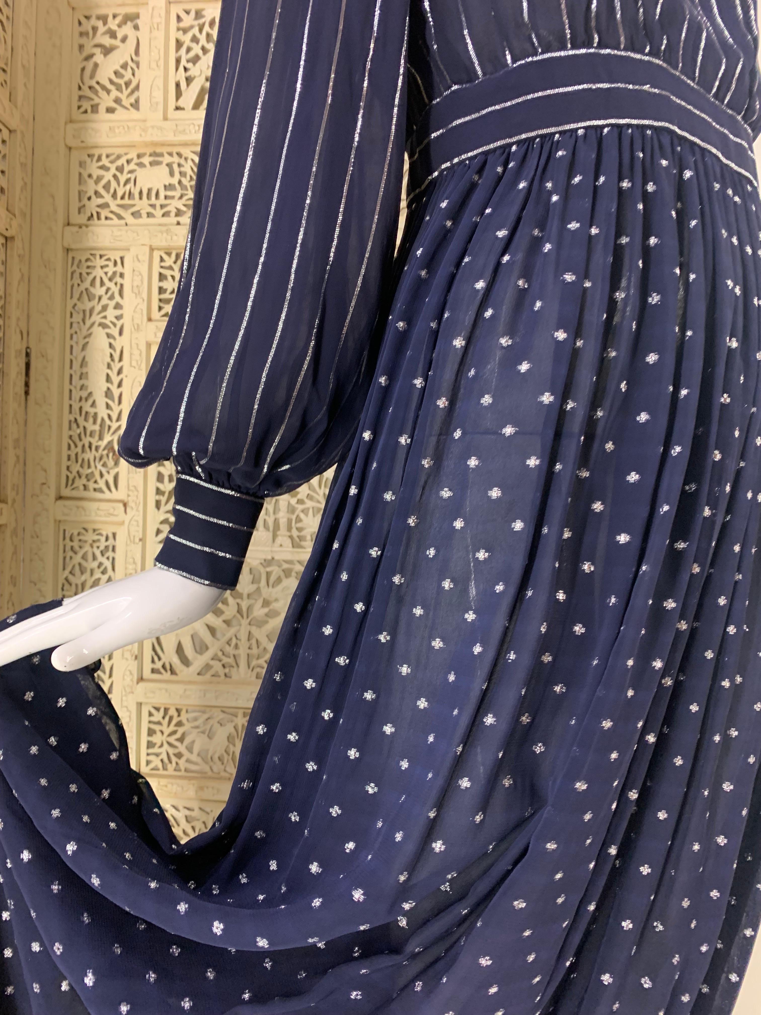 Norman Norell, robe de soirée bleu marine et argentée en crêpe et mousseline de lurex des années 1970 Excellent état - En vente à Gresham, OR