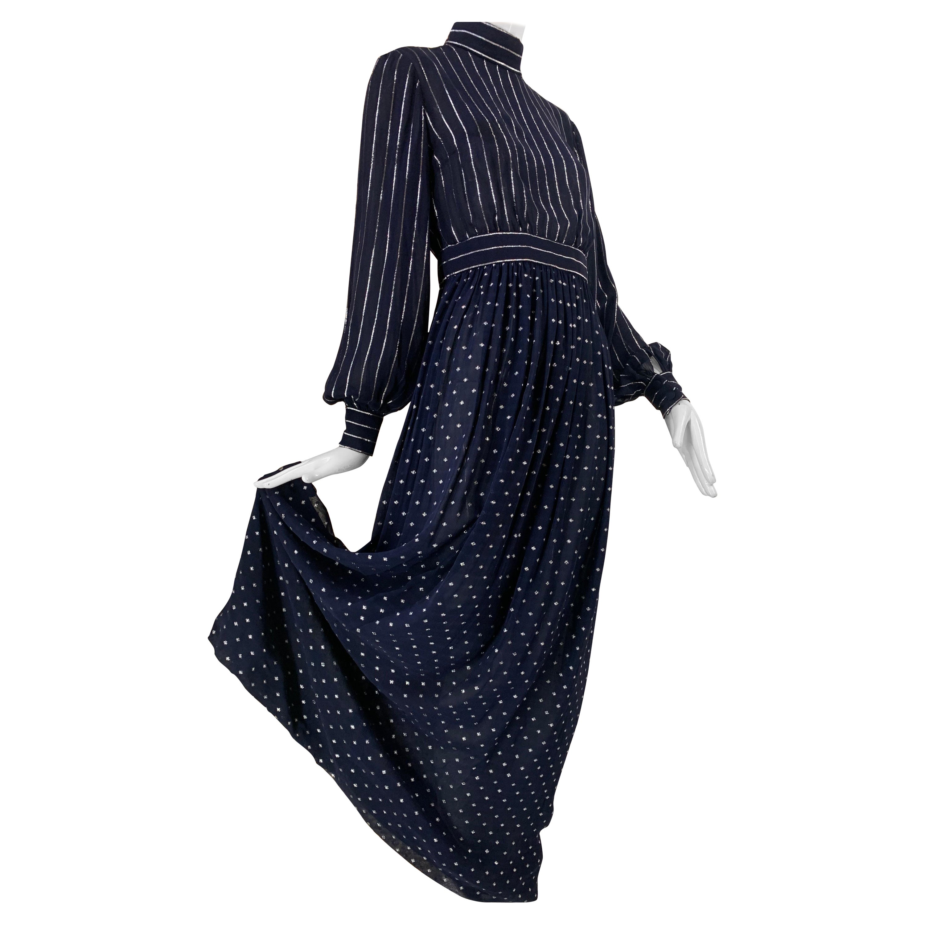 Norman Norell, robe de soirée bleu marine et argentée en crêpe et mousseline de lurex des années 1970