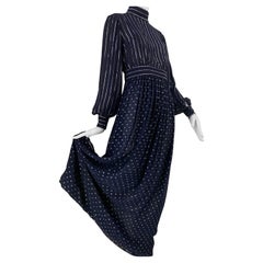 Norman Norell, robe de soirée bleu marine et argentée en crêpe et mousseline de lurex des années 1970