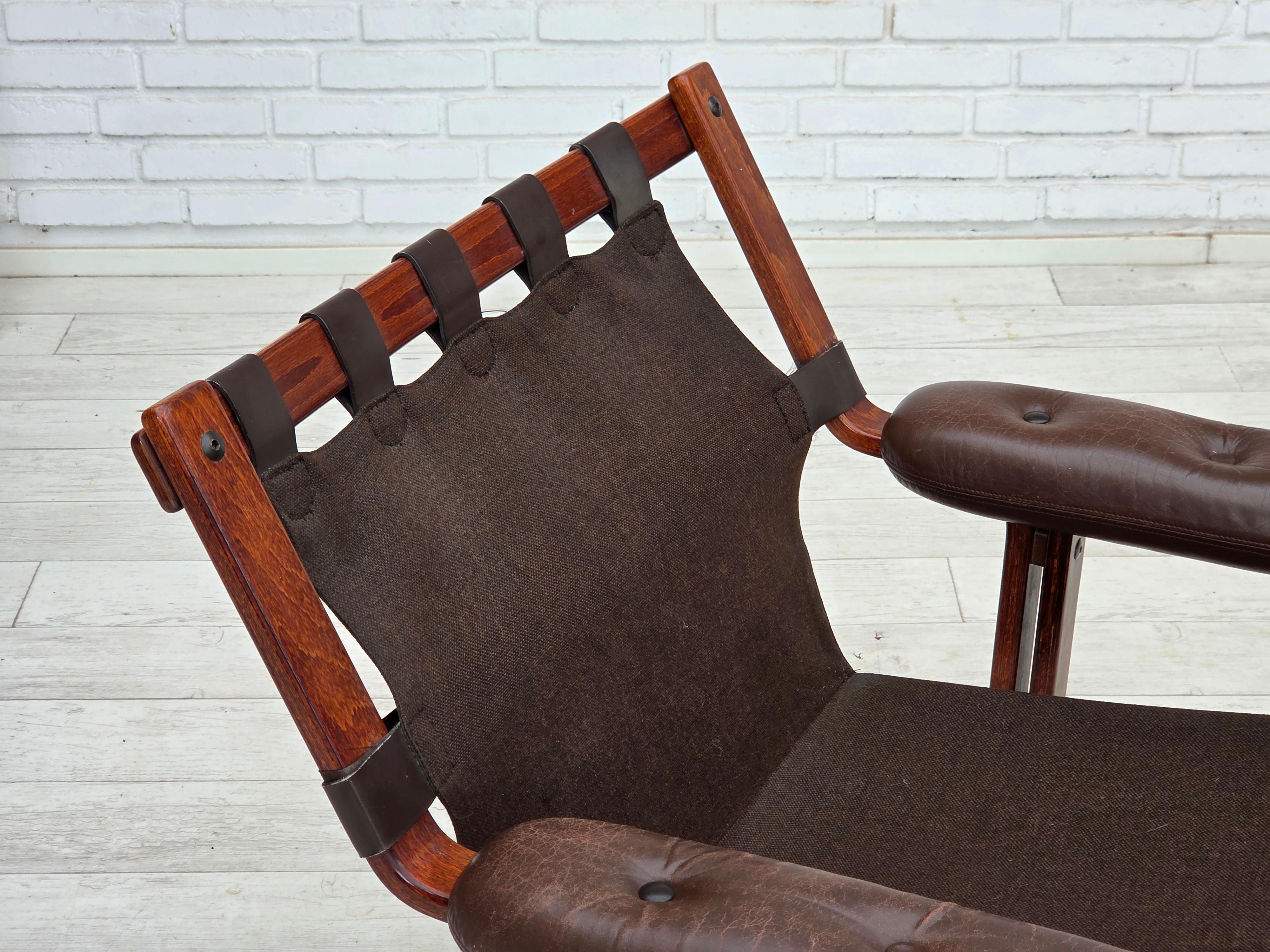 Años 70, sillón noruego de Jon Hjortdal, muebles de cuero, madera curvada, lona. en venta 3
