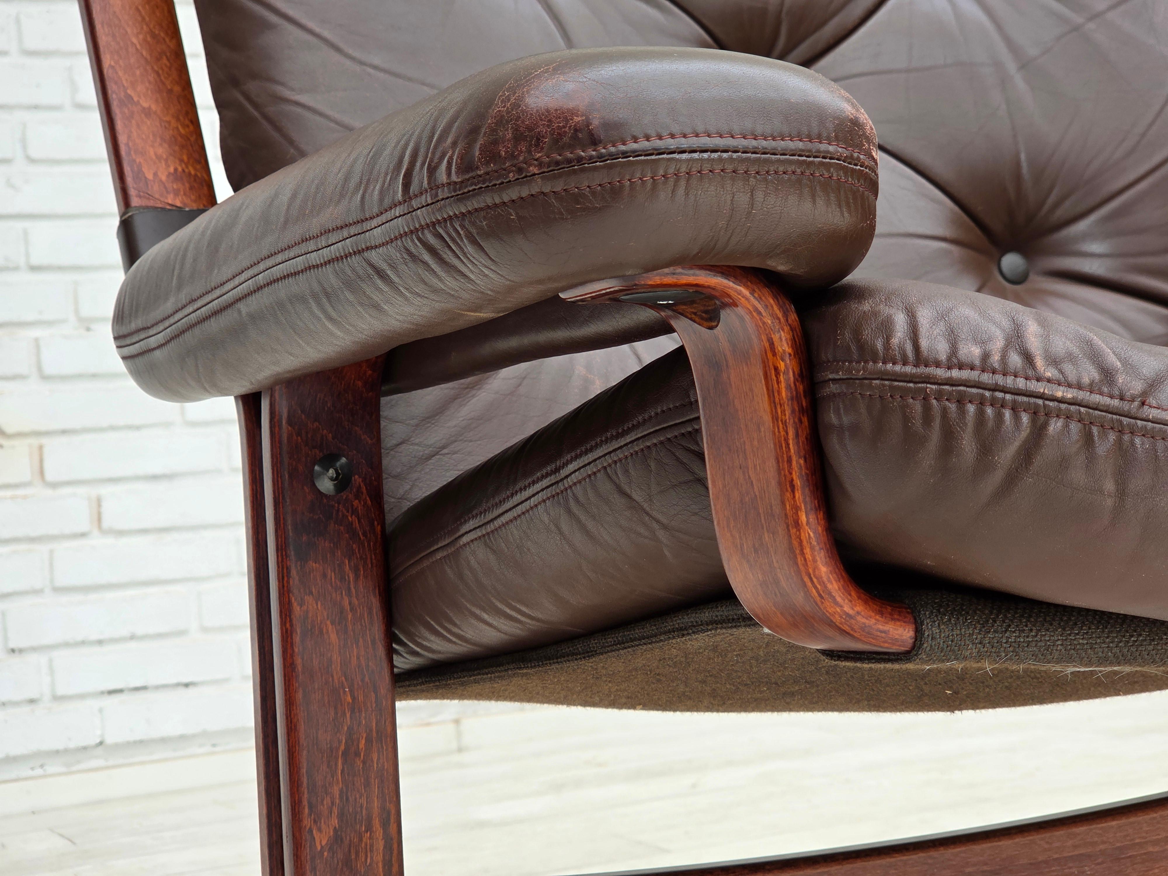 Años 70, sillón noruego de Jon Hjortdal, muebles de cuero, madera curvada, lona. en venta 5