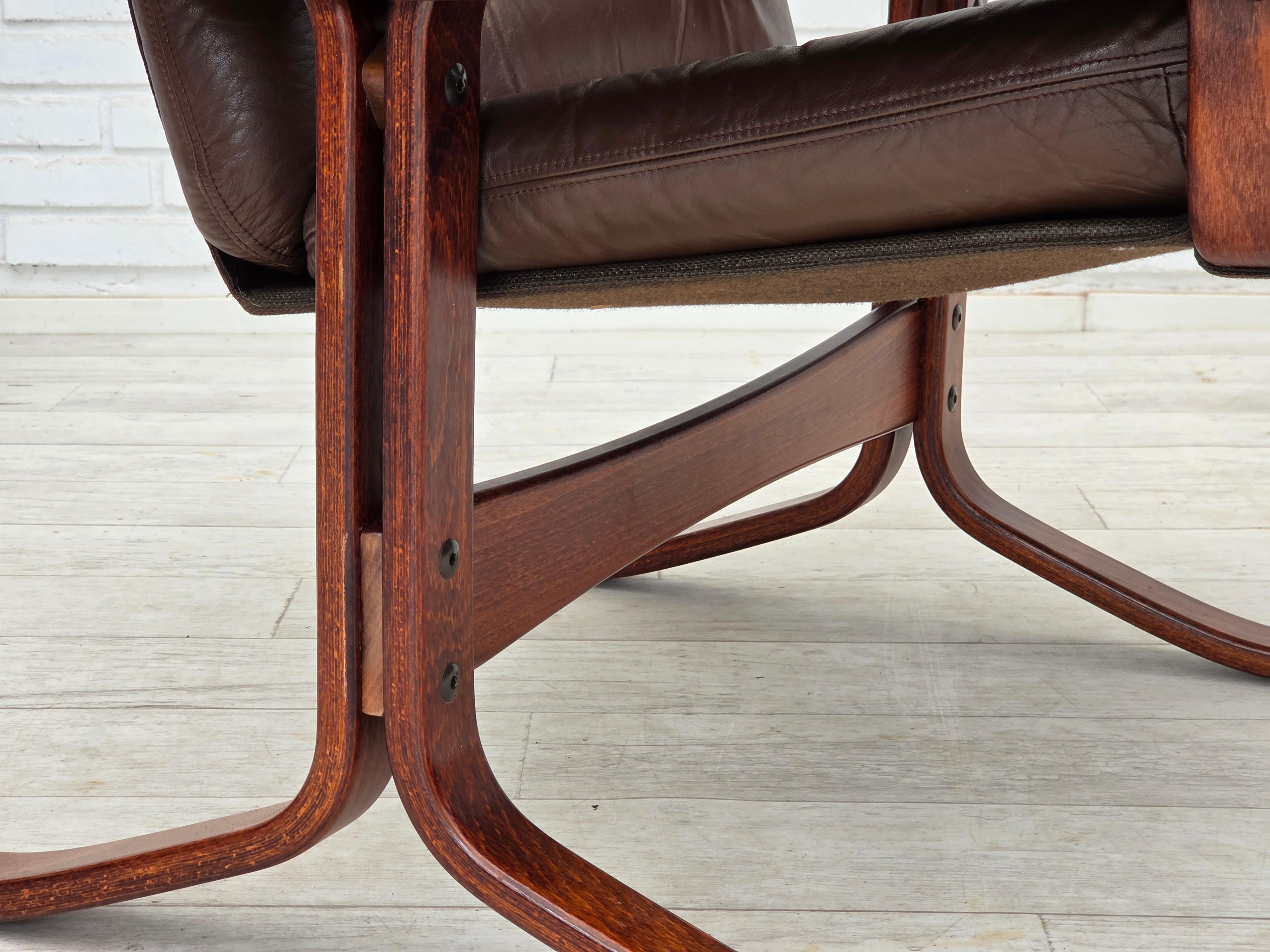 Años 70, sillón noruego de Jon Hjortdal, muebles de cuero, madera curvada, lona. en venta 6