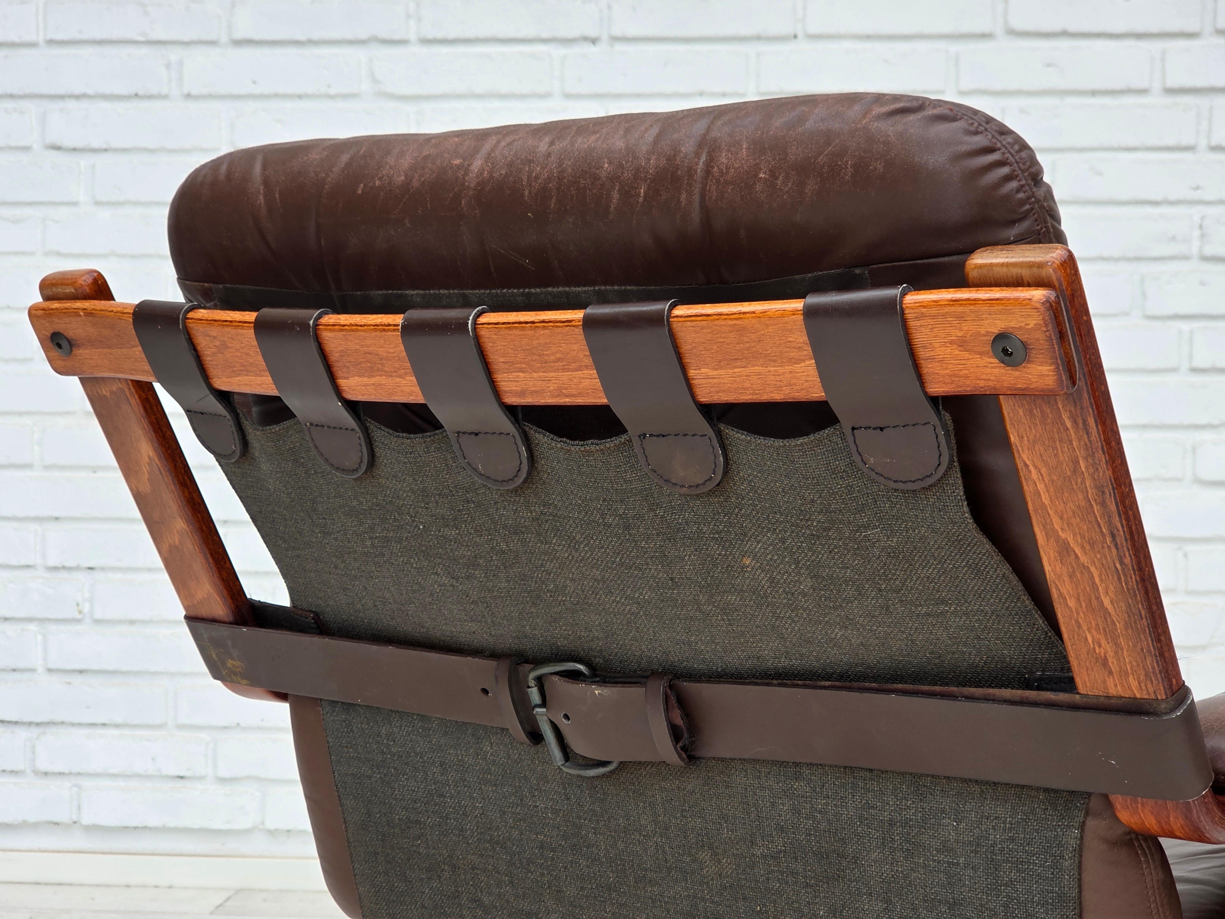 Años 70, sillón noruego de Jon Hjortdal, muebles de cuero, madera curvada, lona. en venta 7