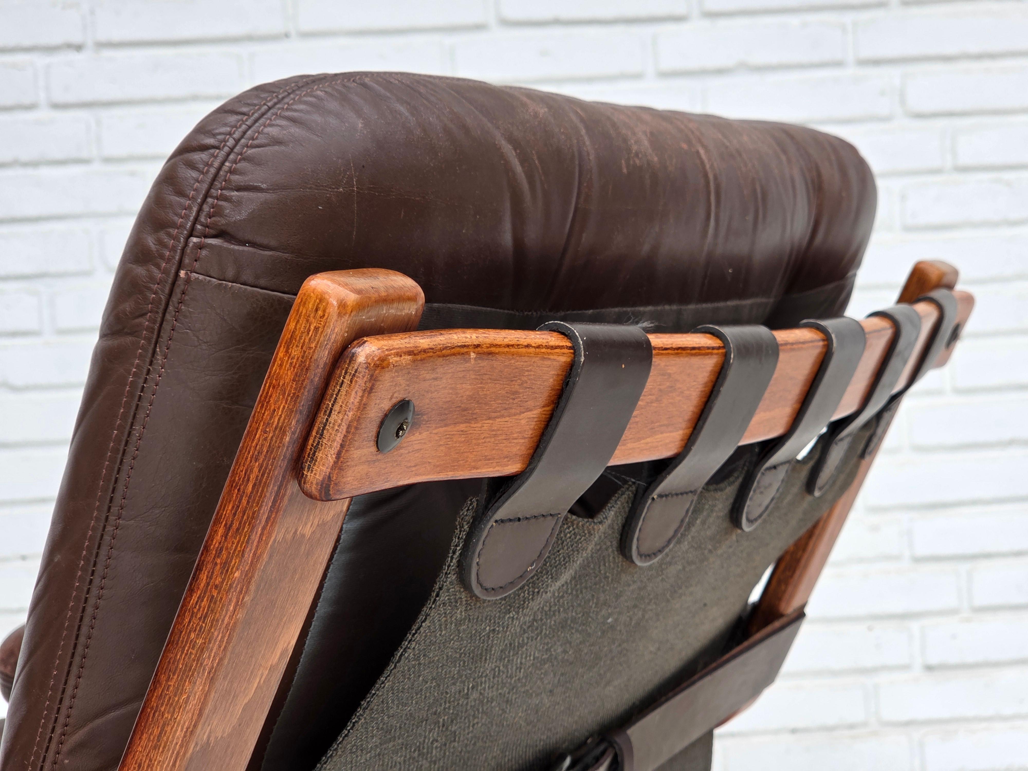 Años 70, sillón noruego de Jon Hjortdal, muebles de cuero, madera curvada, lona. en venta 8