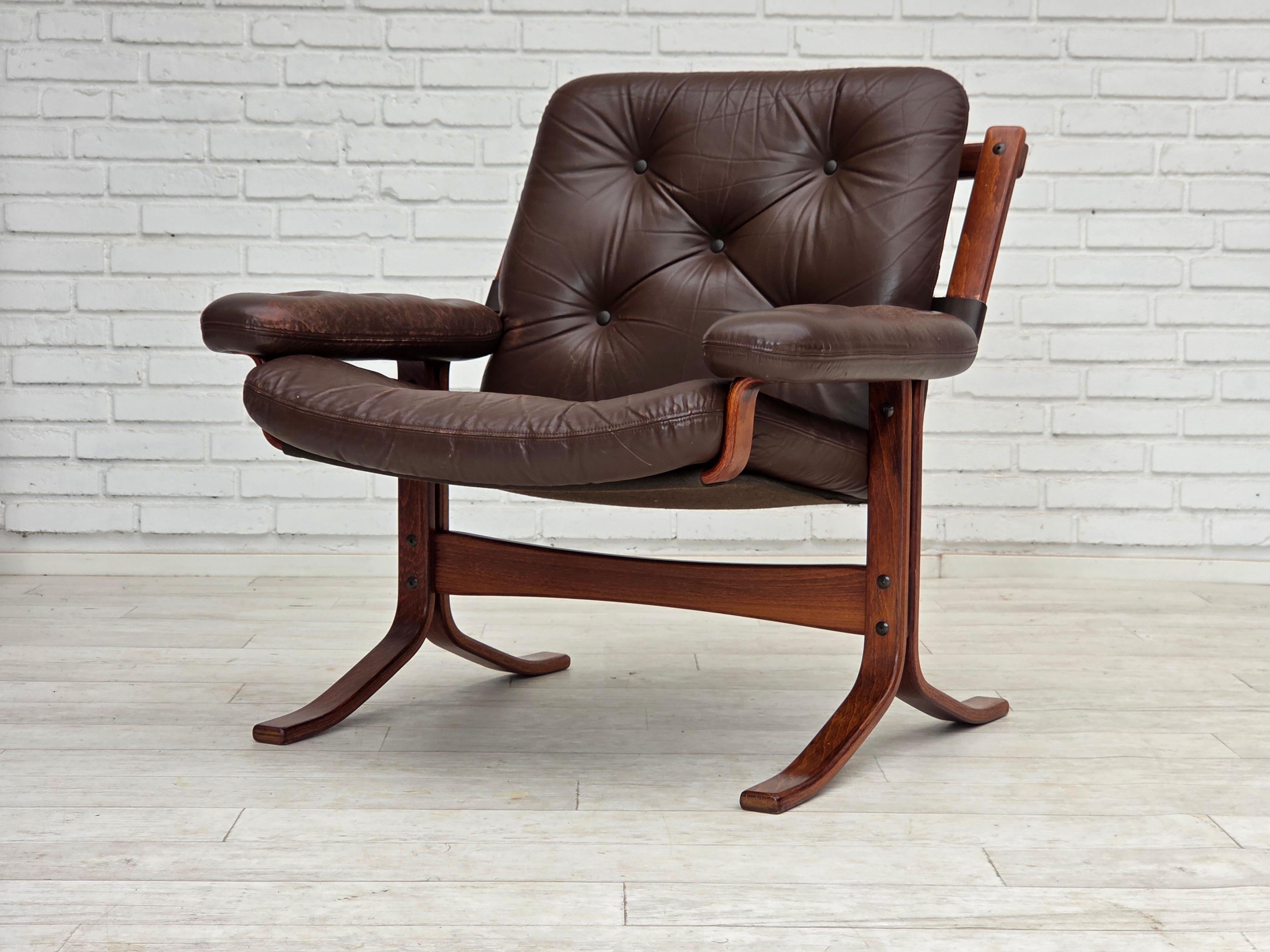 Años 70, sillón noruego de Jon Hjortdal, muebles de cuero, madera curvada, lona. en venta 9