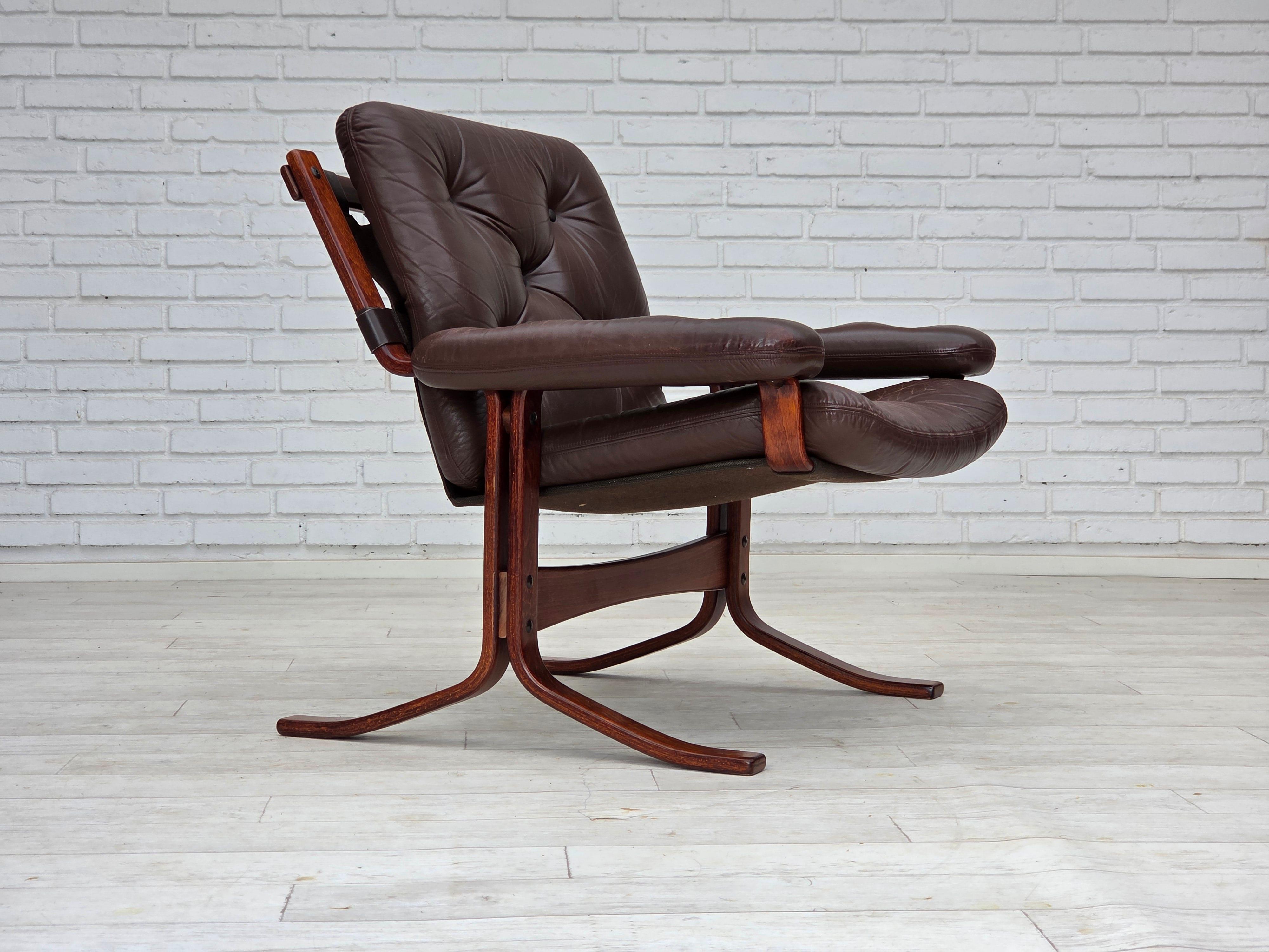 Años 70, sillón noruego de Jon Hjortdal para Velledallen Mobler. Muebles originales de cuero marrón, madera curvada, lona. Muy buen estado original: sin olores, sin manchas y construcción estable. Fabricado por el fabricante de muebles noruego