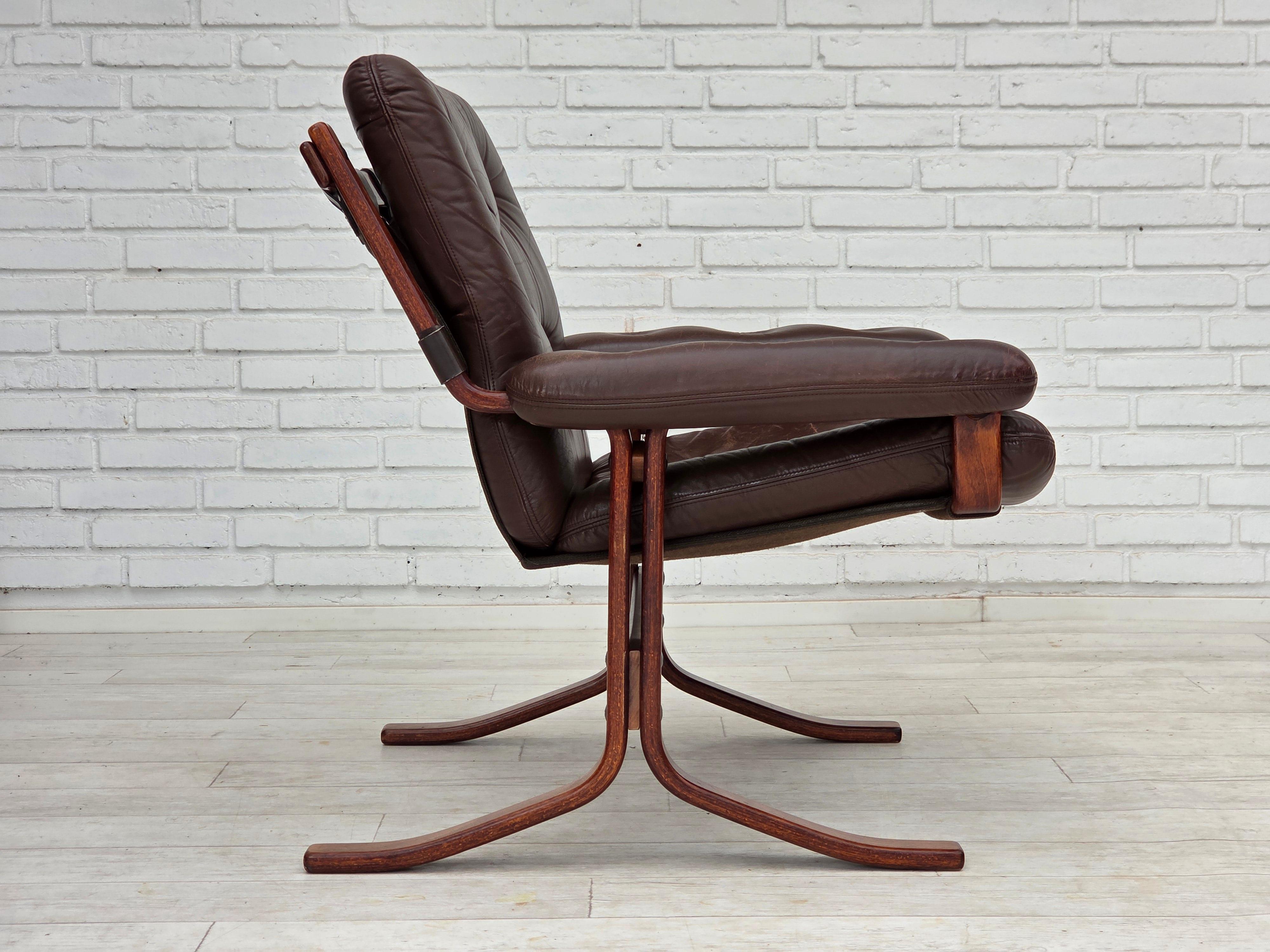 Años 70, sillón noruego de Jon Hjortdal, muebles de cuero, madera curvada, lona. en Bueno estado para la venta en Tarm, 82