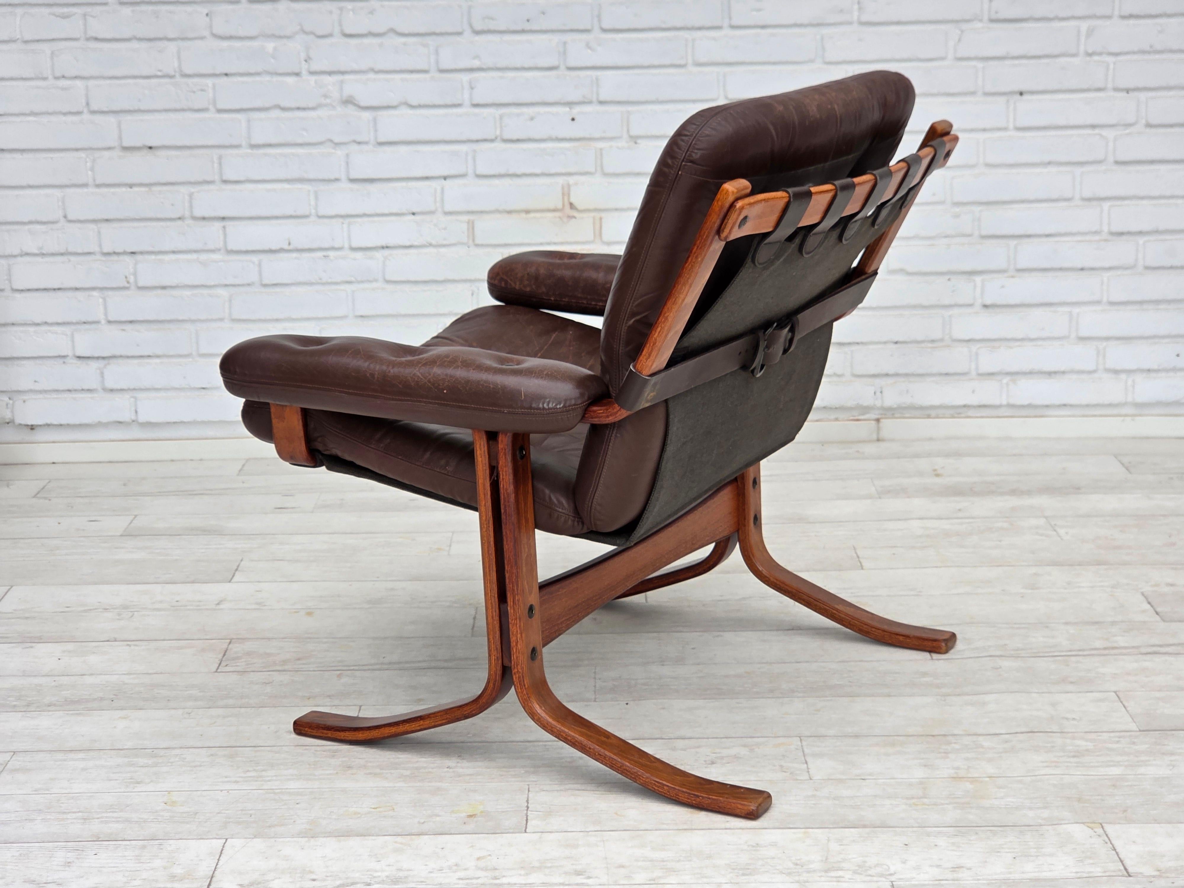 Años 70, sillón noruego de Jon Hjortdal, muebles de cuero, madera curvada, lona. Cuero en venta