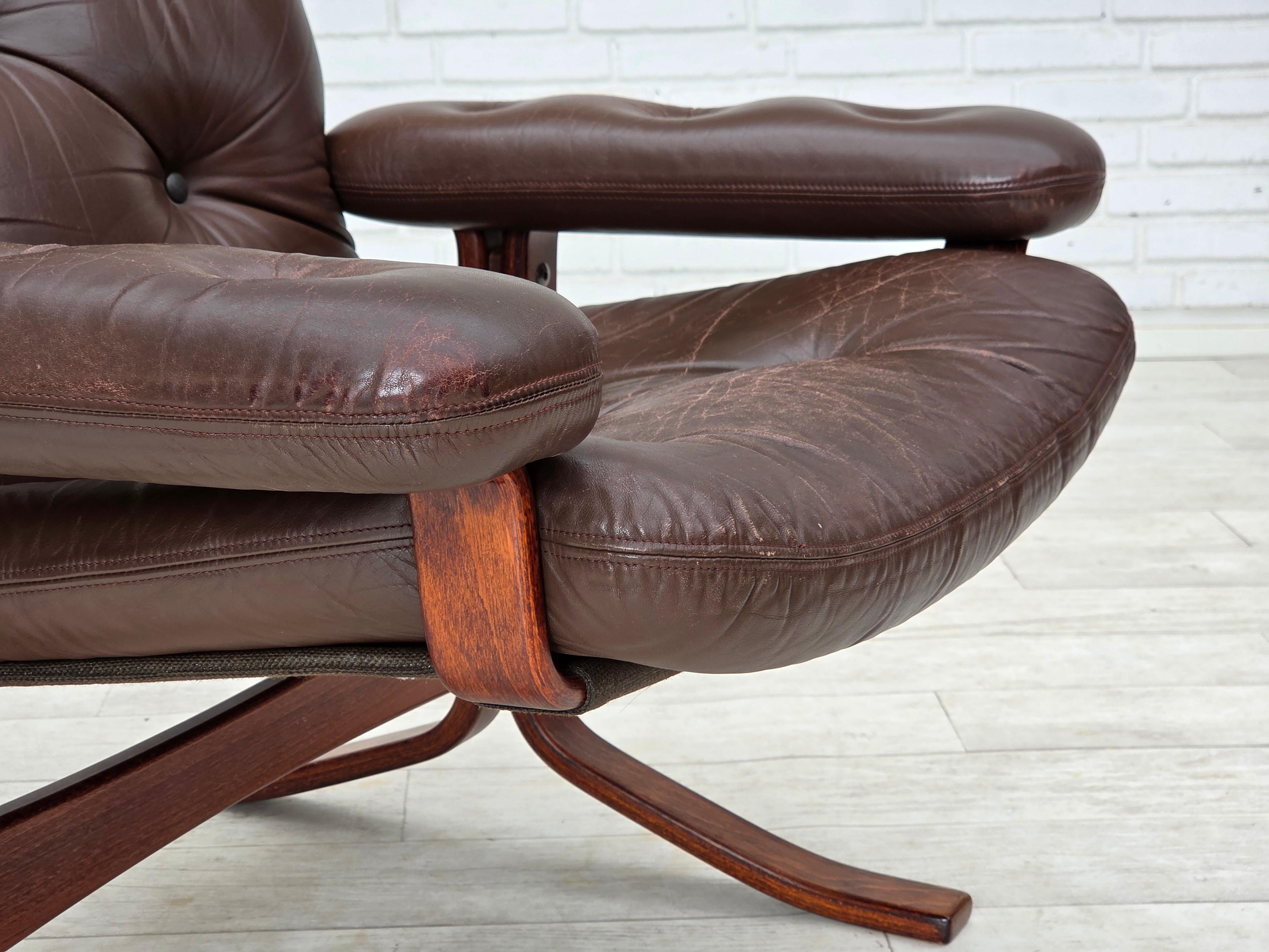 Años 70, sillón noruego de Jon Hjortdal, muebles de cuero, madera curvada, lona. en venta 1