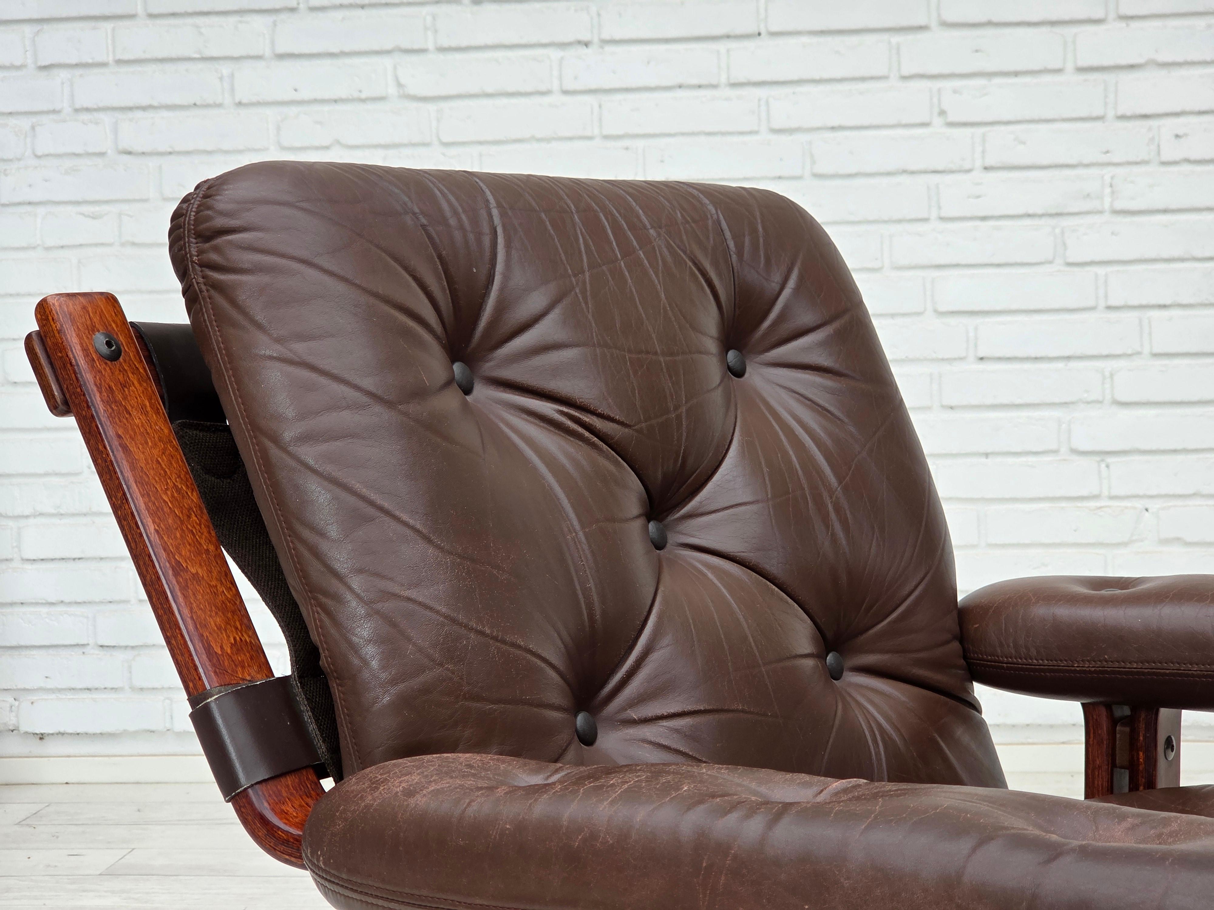 Años 70, sillón noruego de Jon Hjortdal, muebles de cuero, madera curvada, lona. en venta 2