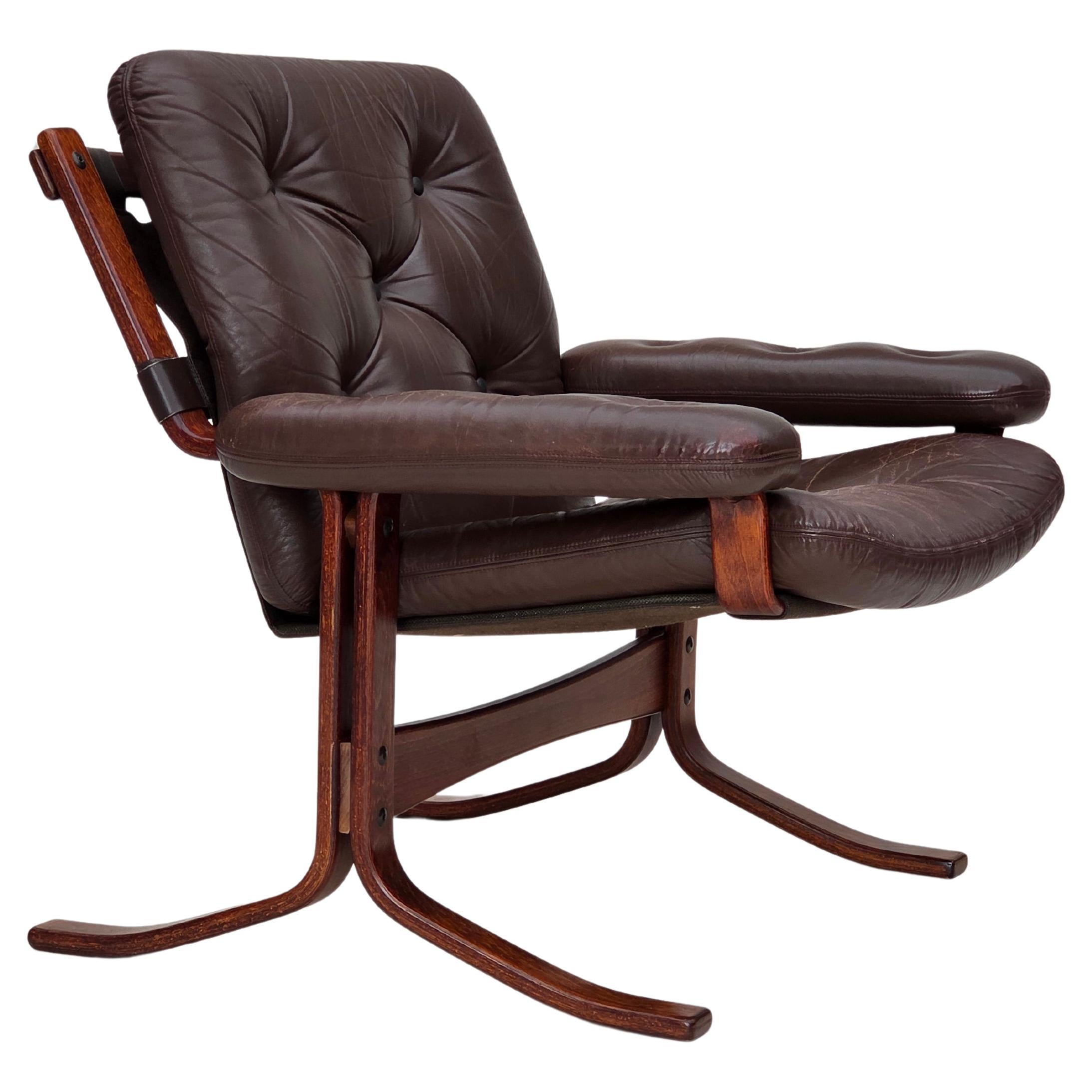 Años 70, sillón noruego de Jon Hjortdal, muebles de cuero, madera curvada, lona.