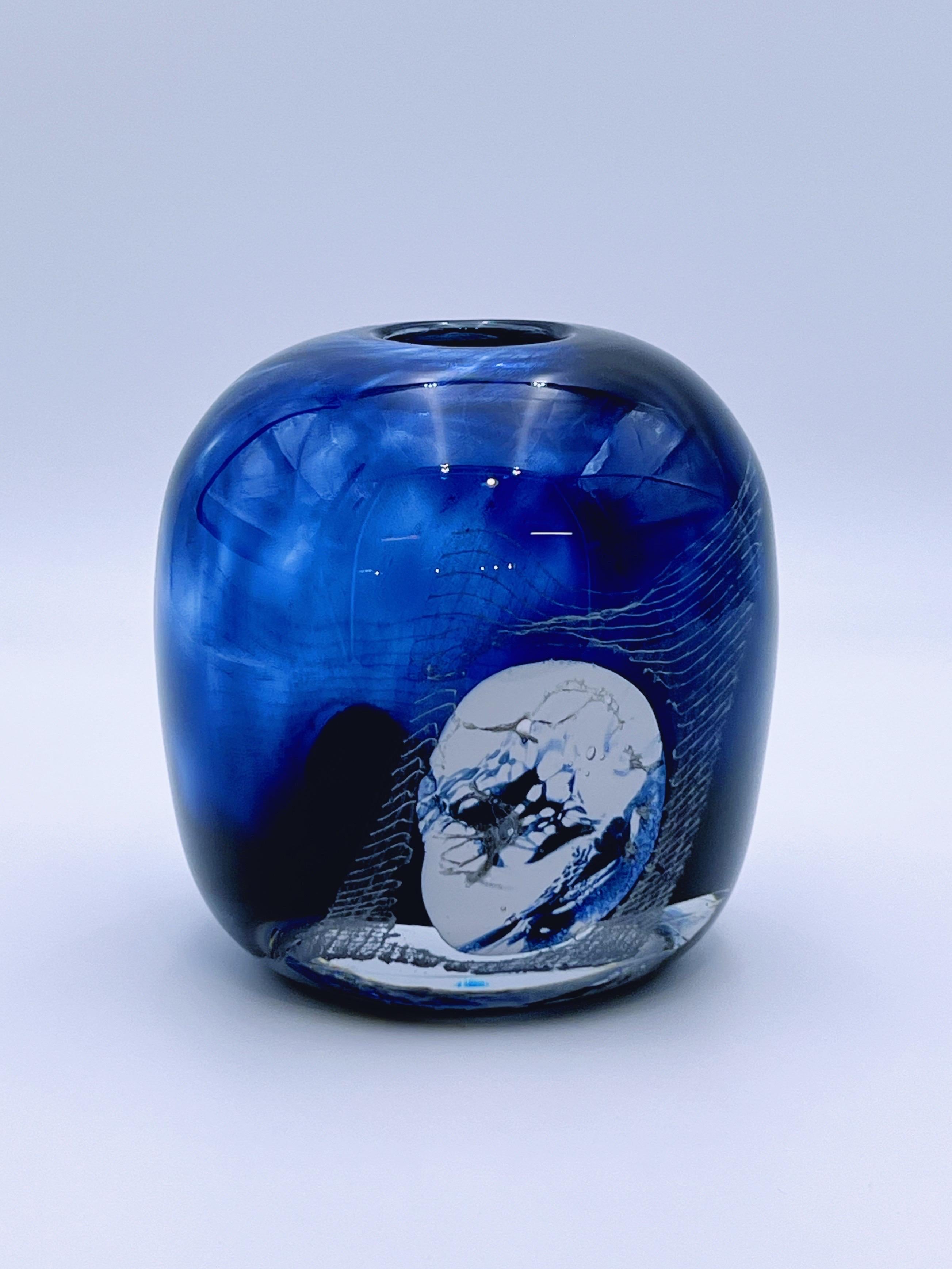 ICONA di design norvegese - Vetro d'arte scandinavo in stile metà secolo moderno disegnato da Benny Motzfeldt ( Åsen 1909 - Oslo 1996) per PLUS Norway negli anni '70, firmato / timbrato sotto BM PLUS NORWAY. 