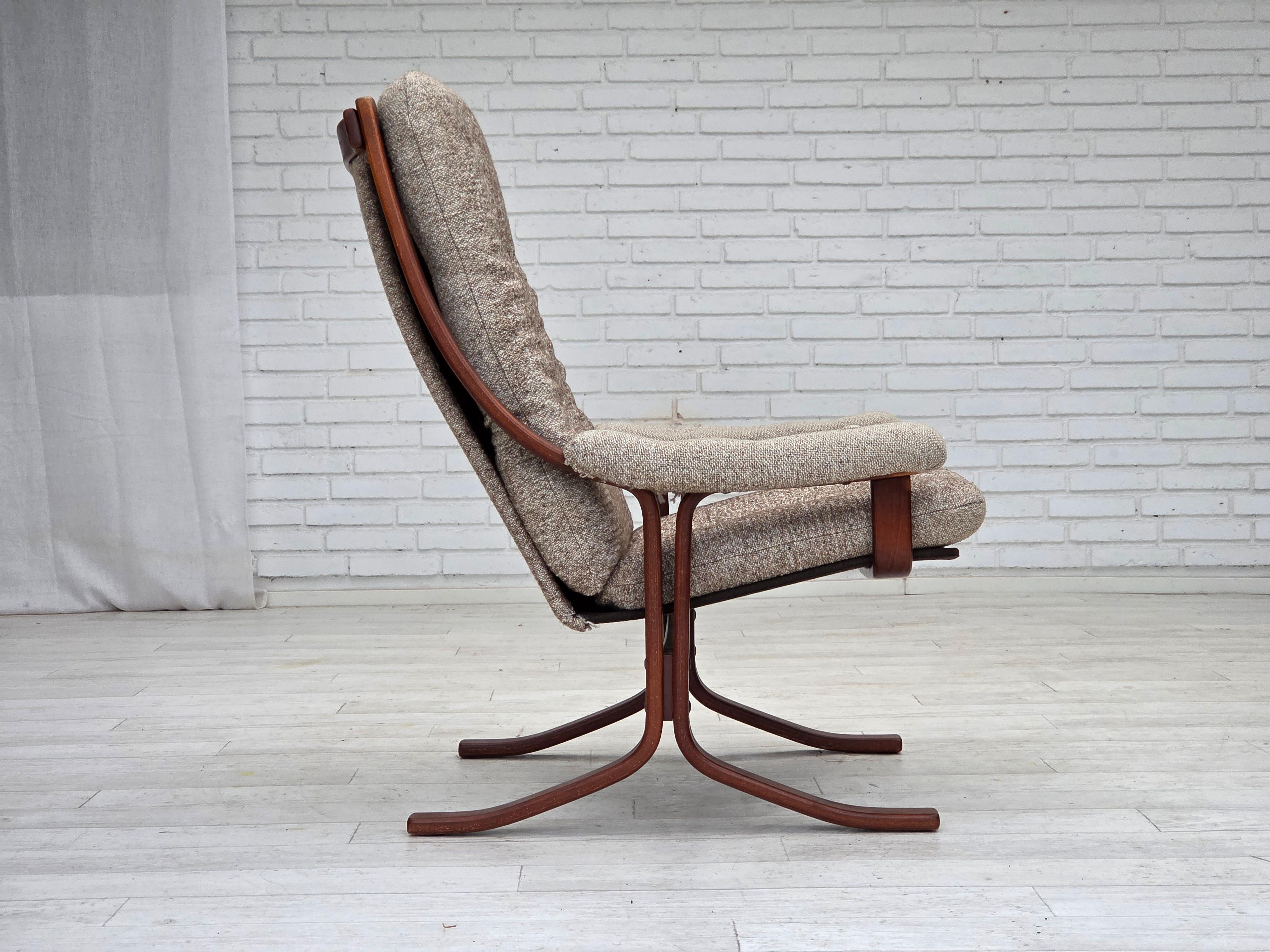1970er Jahre, Sessel mit norwegischem Design, Wollmischgewebe, gebogenes Holz. im Angebot 3