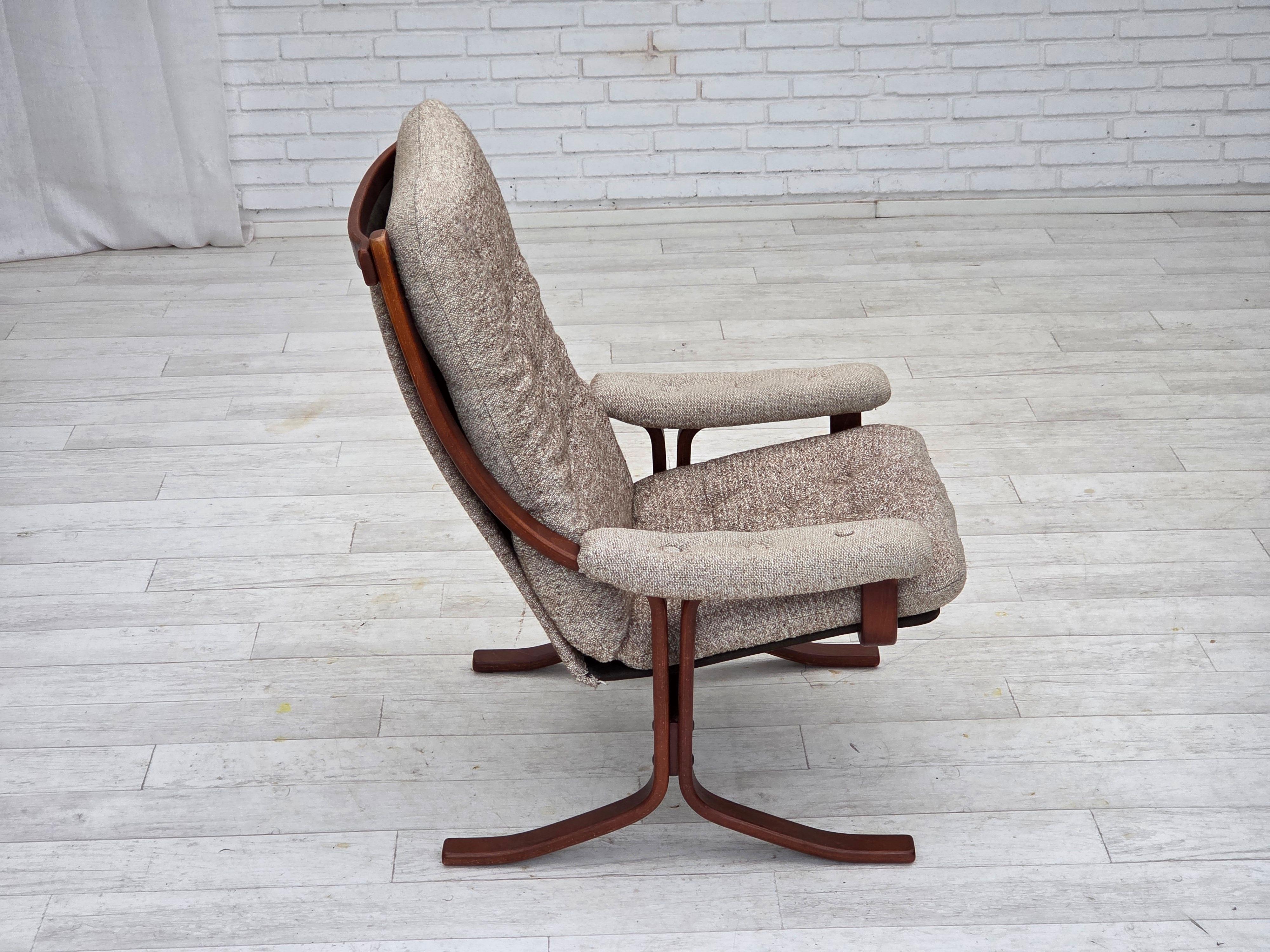1970er Jahre, Sessel mit norwegischem Design, Wollmischgewebe, gebogenes Holz. im Angebot 7