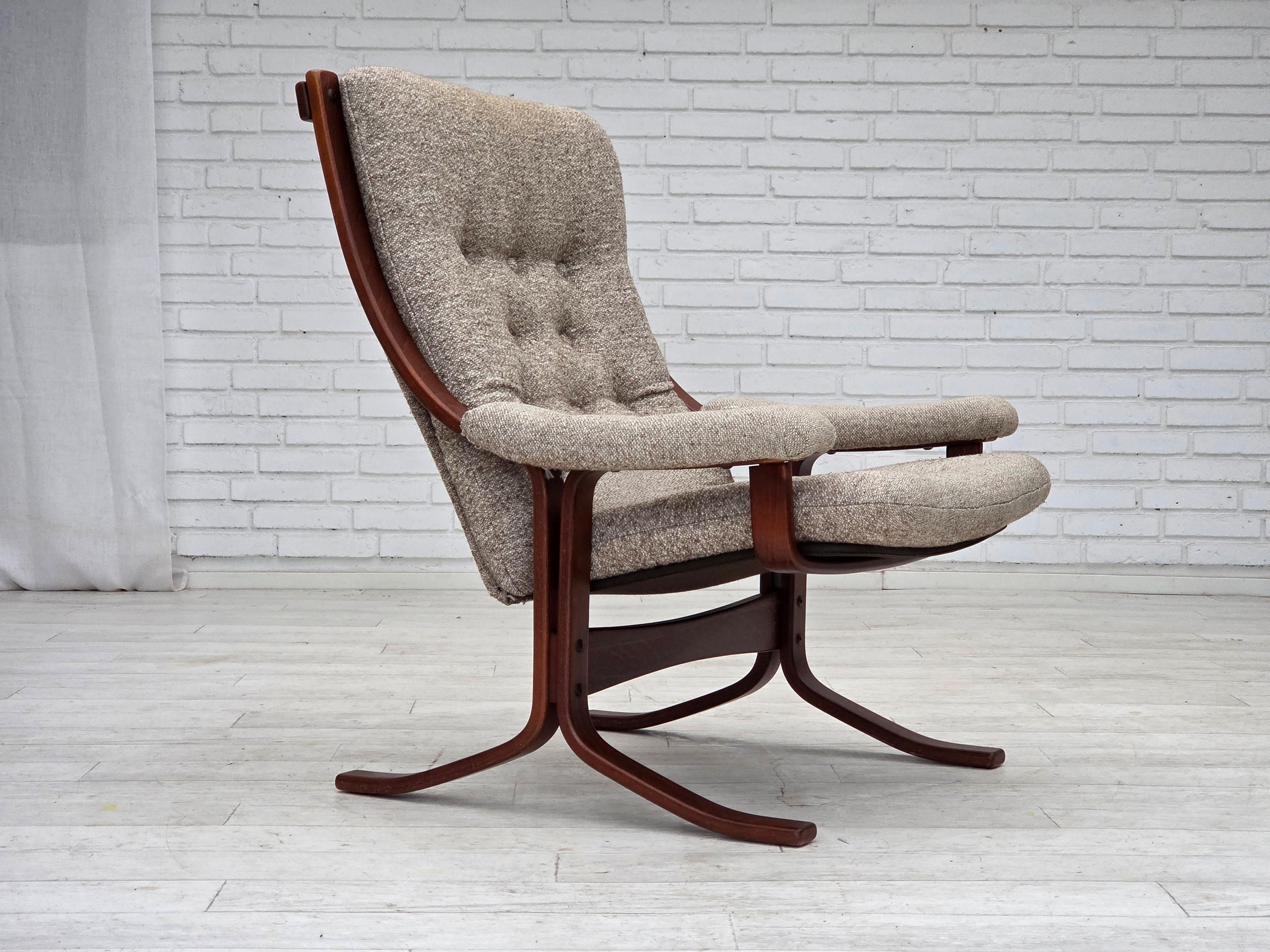 1970er Jahre, Sessel mit norwegischem Design, Wollmischgewebe, gebogenes Holz. (Skandinavische Moderne) im Angebot