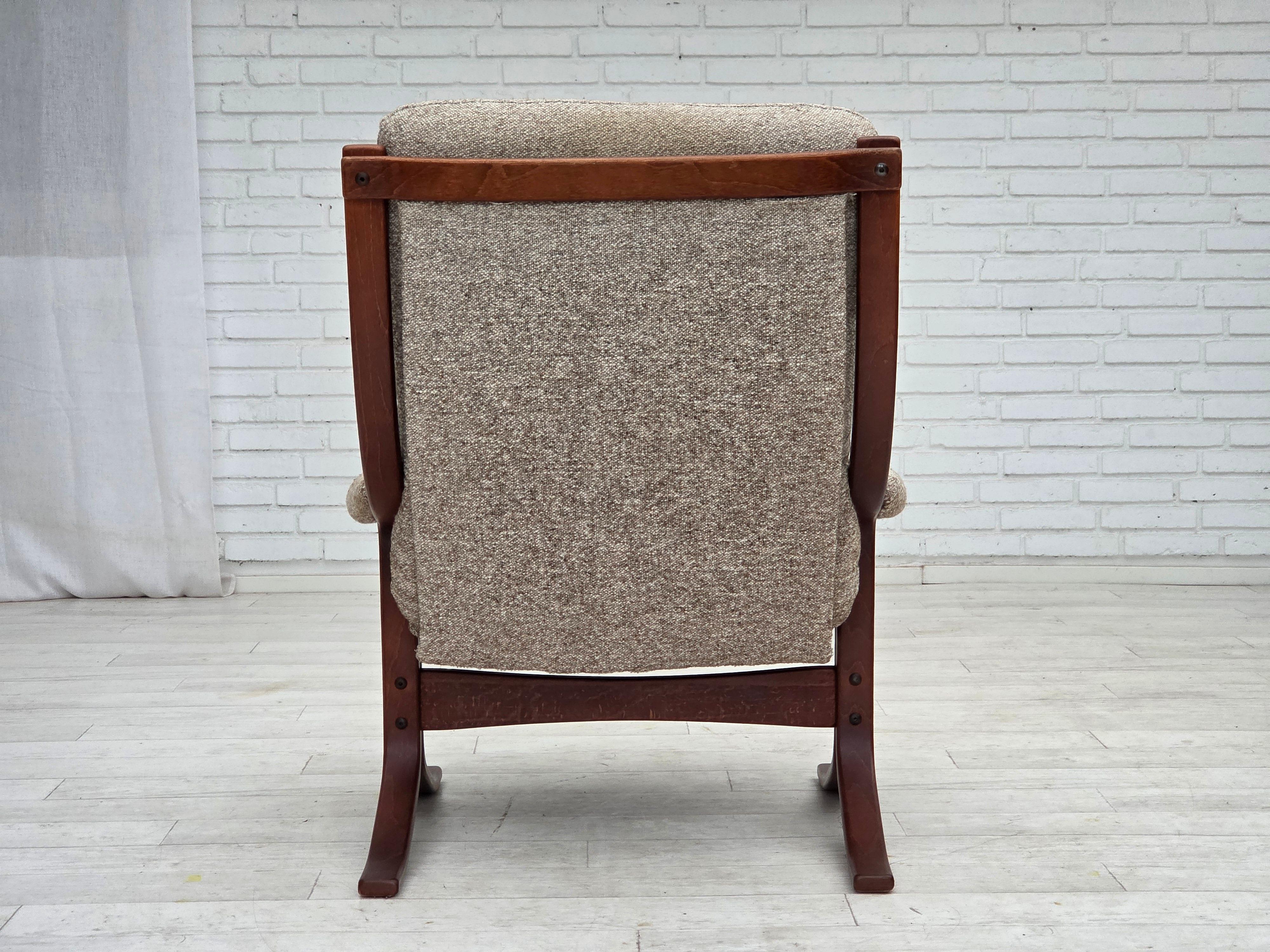 1970er Jahre, Sessel mit norwegischem Design, Wollmischgewebe, gebogenes Holz. (Norwegisch) im Angebot