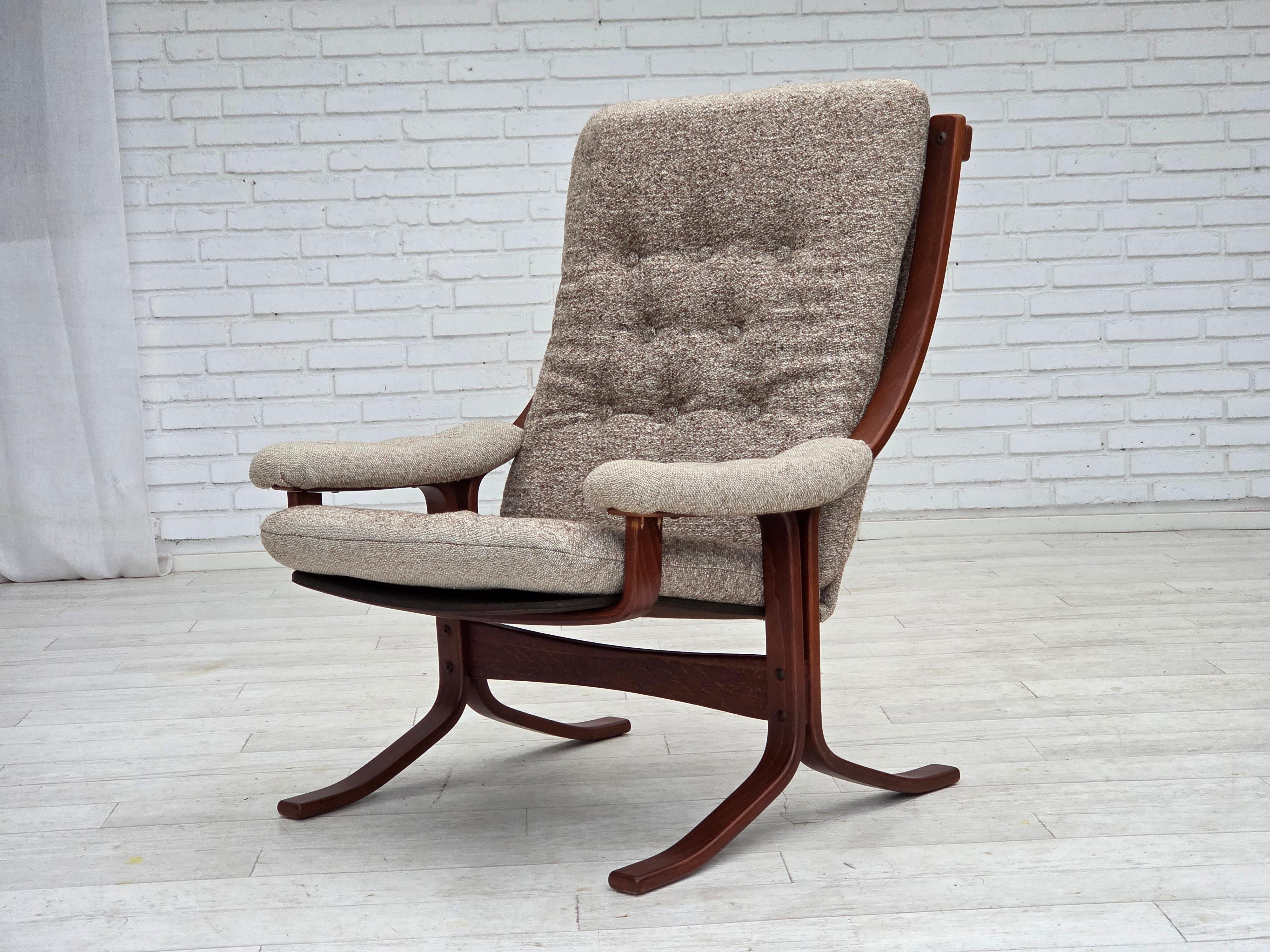 1970er Jahre, Sessel mit norwegischem Design, Wollmischgewebe, gebogenes Holz. (Ende des 20. Jahrhunderts) im Angebot