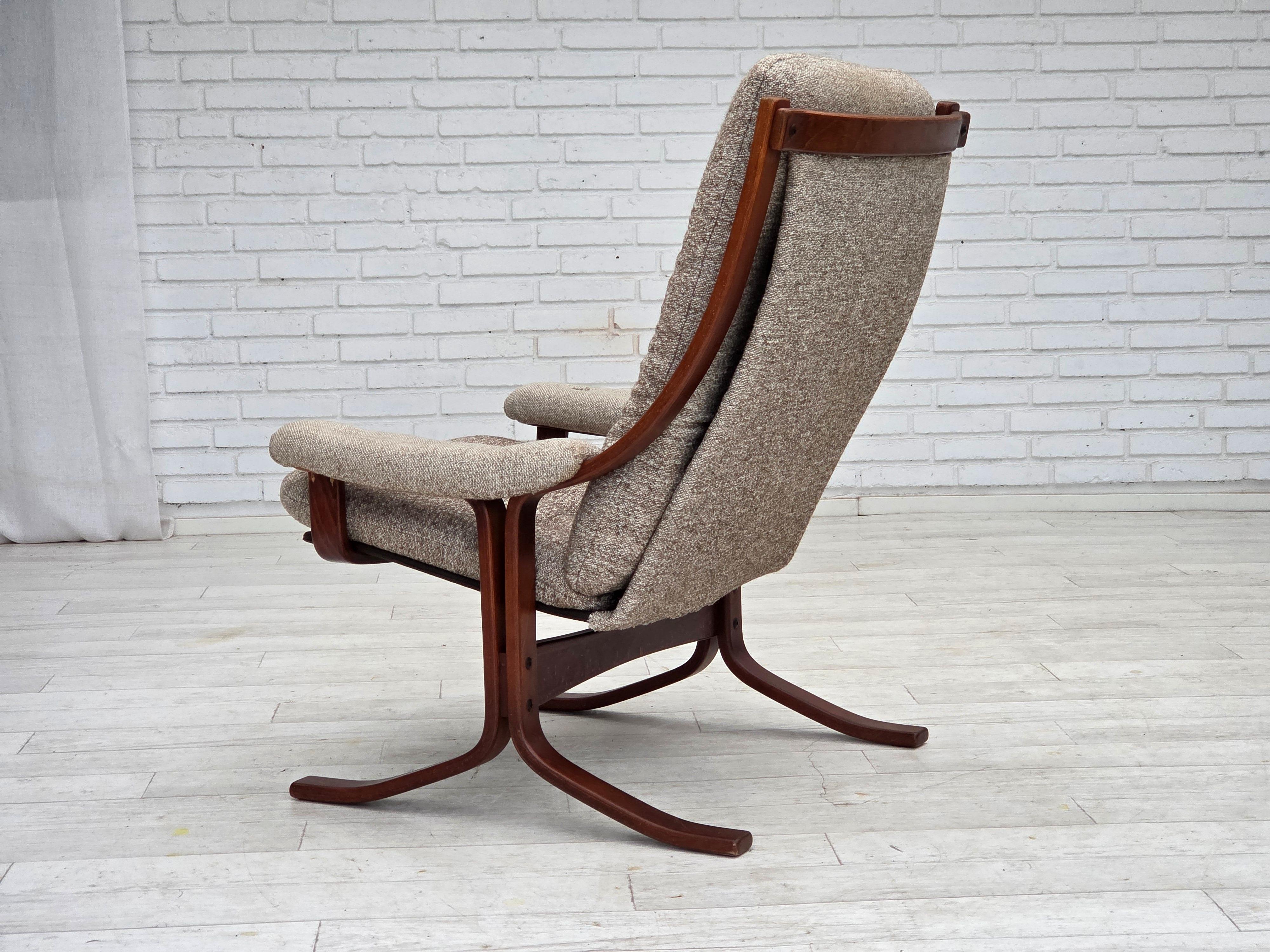 1970er Jahre, Sessel mit norwegischem Design, Wollmischgewebe, gebogenes Holz. (Wolle) im Angebot