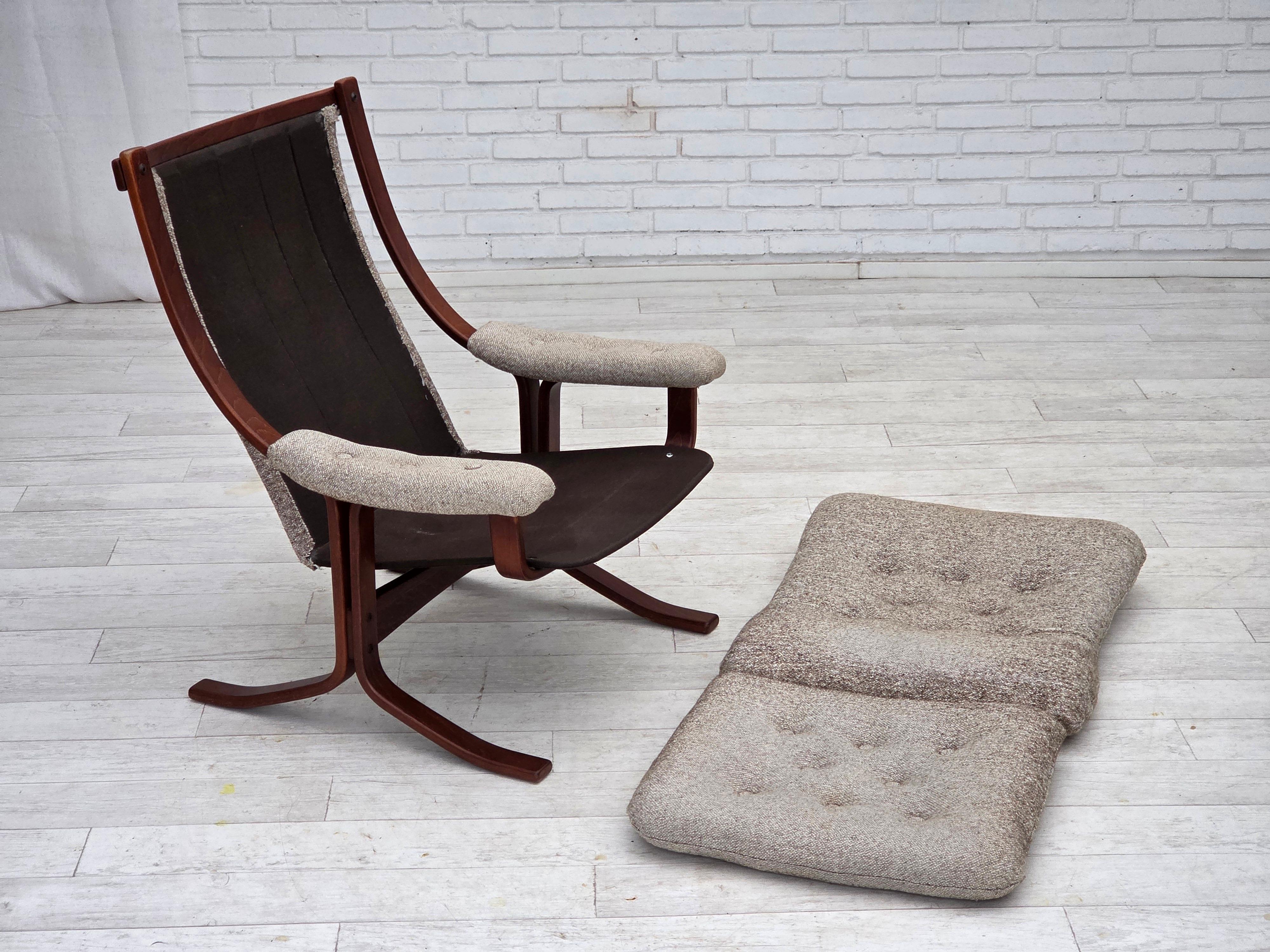 1970er Jahre, Sessel mit norwegischem Design, Wollmischgewebe, gebogenes Holz. im Angebot 1