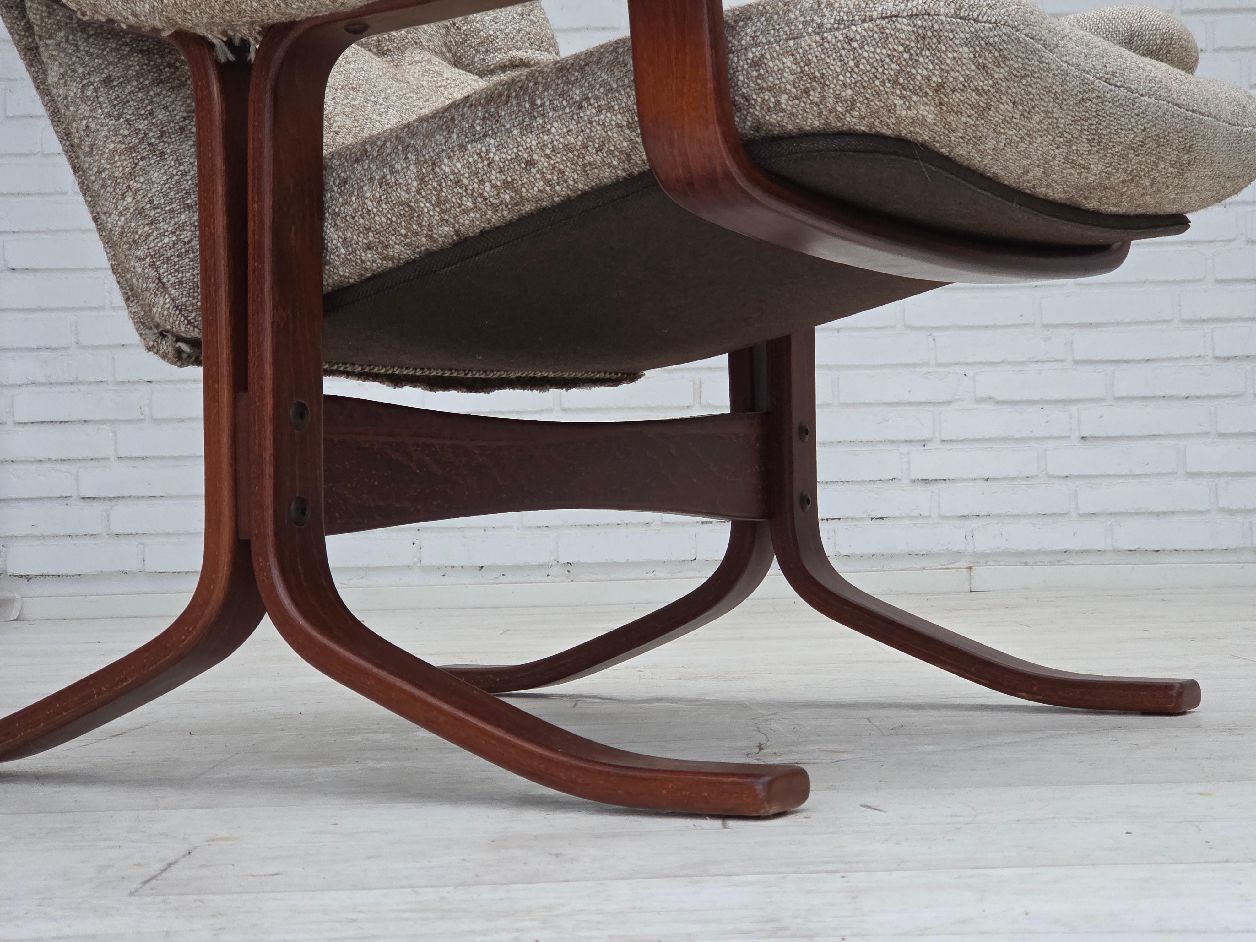 1970er Jahre, Sessel mit norwegischem Design, Wollmischgewebe, gebogenes Holz. im Angebot 2