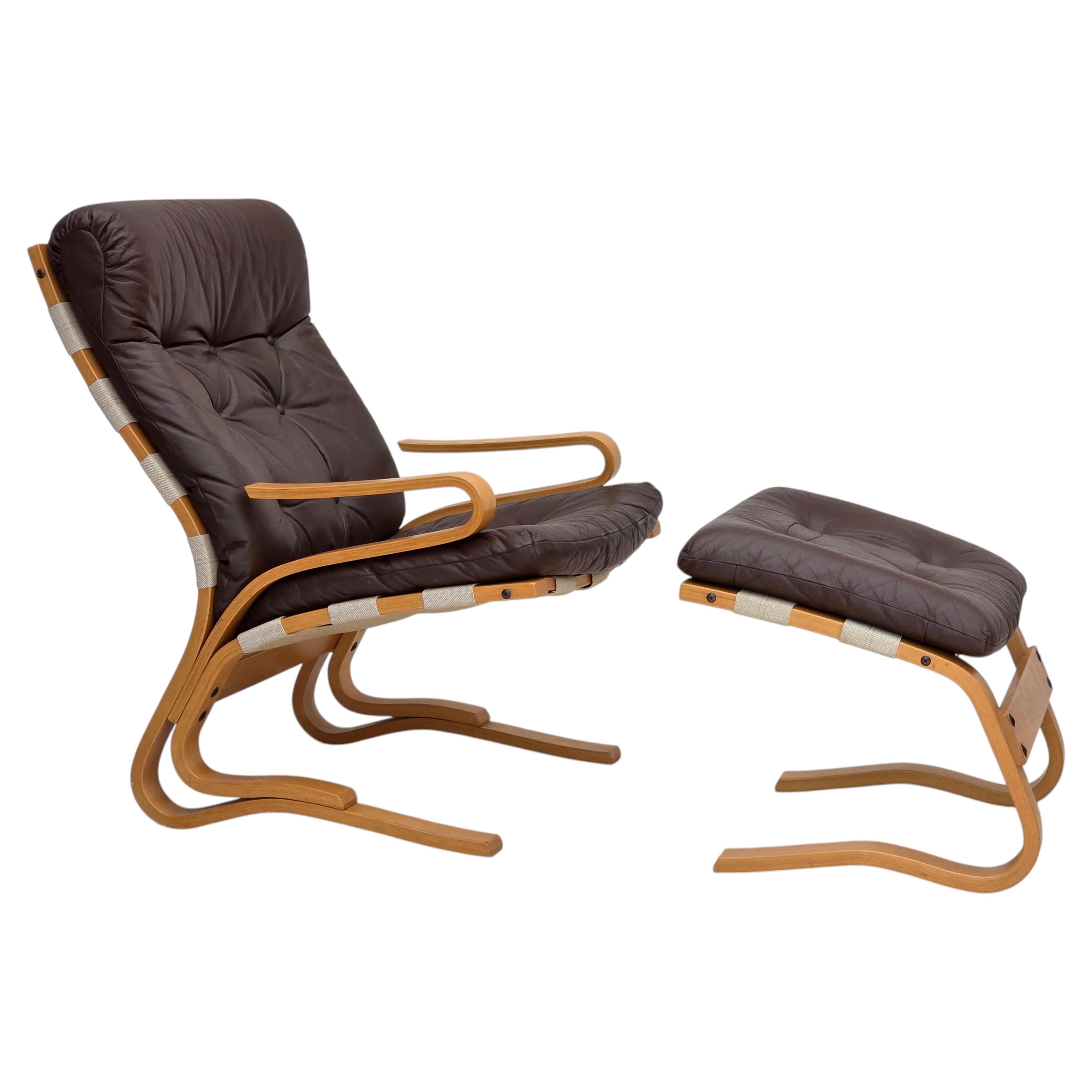 Années 1970, création norvégienne d'Elsa and Nordahl Solheim, ensemble composé d'une chaise et d'un tabouret. en vente