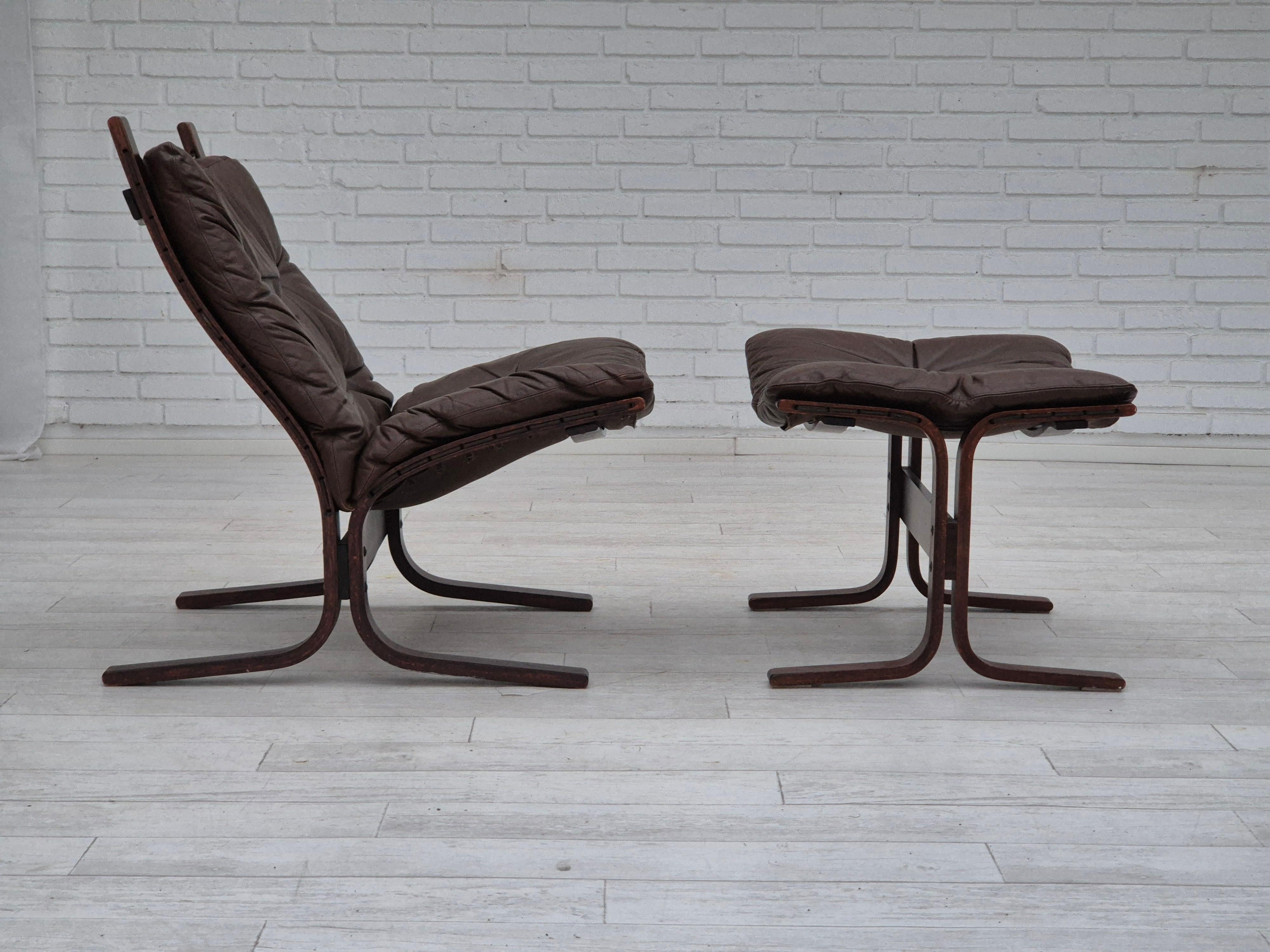 Scandinave moderne 1970, design norvégien d'Ingmar Relling, chaise avec pouf modèle « Siesta ». en vente