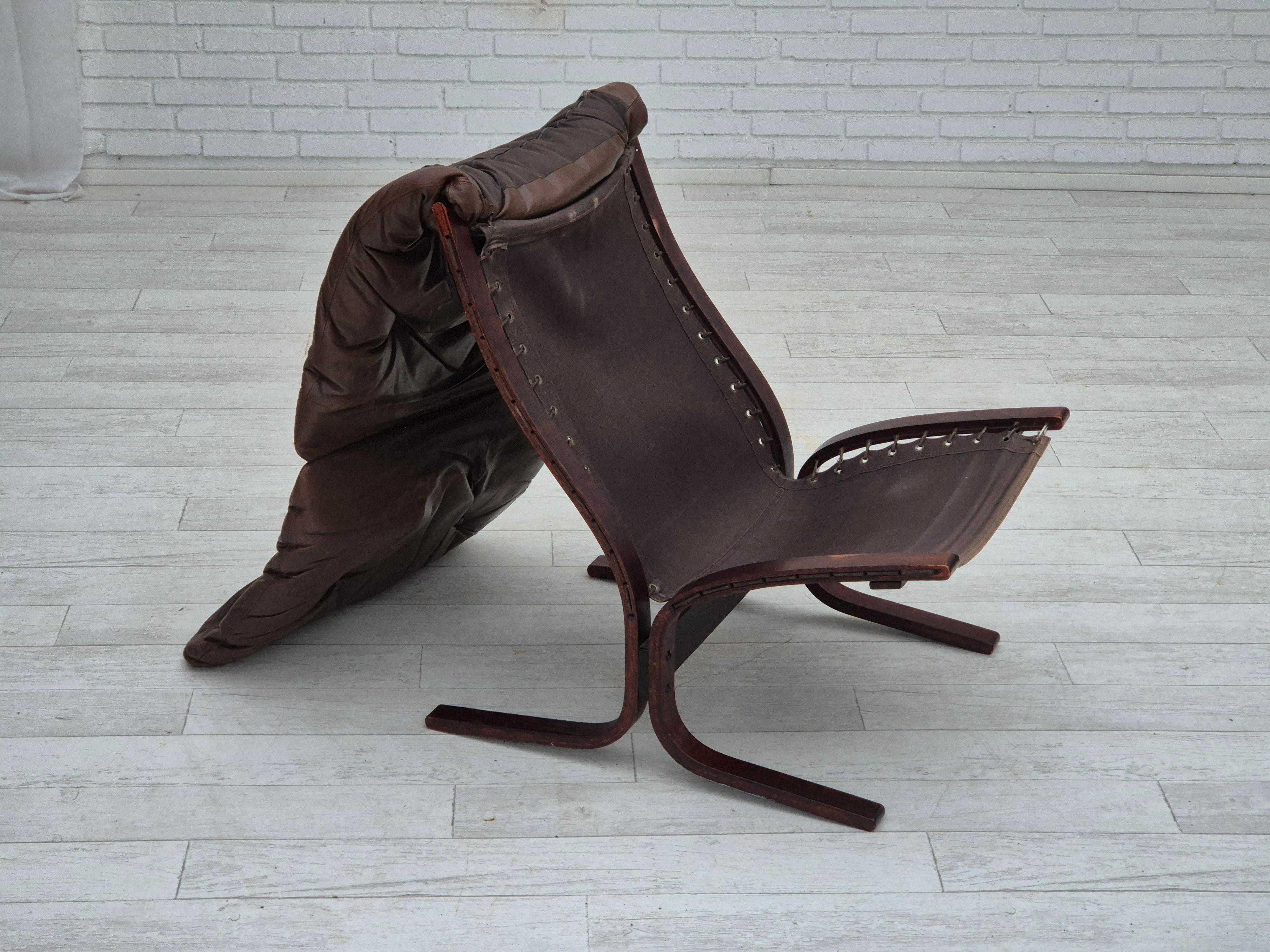 Cuir 1970, design norvégien d'Ingmar Relling, chaise avec pouf modèle « Siesta ». en vente