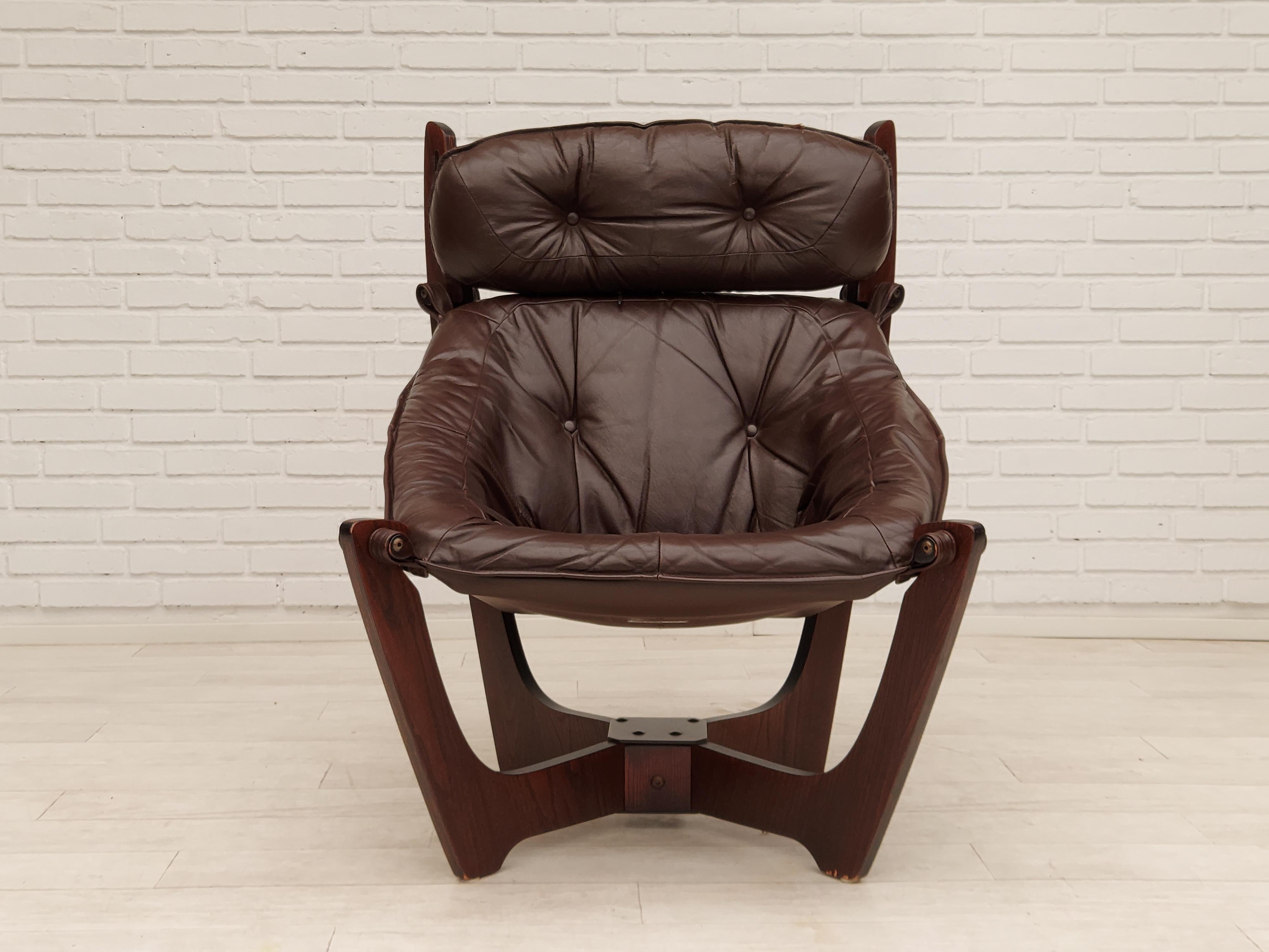 Années 1970, design norvégien d'Odd Knutsen pour Hjellegjerde Møbler. Chaise longue modèle 