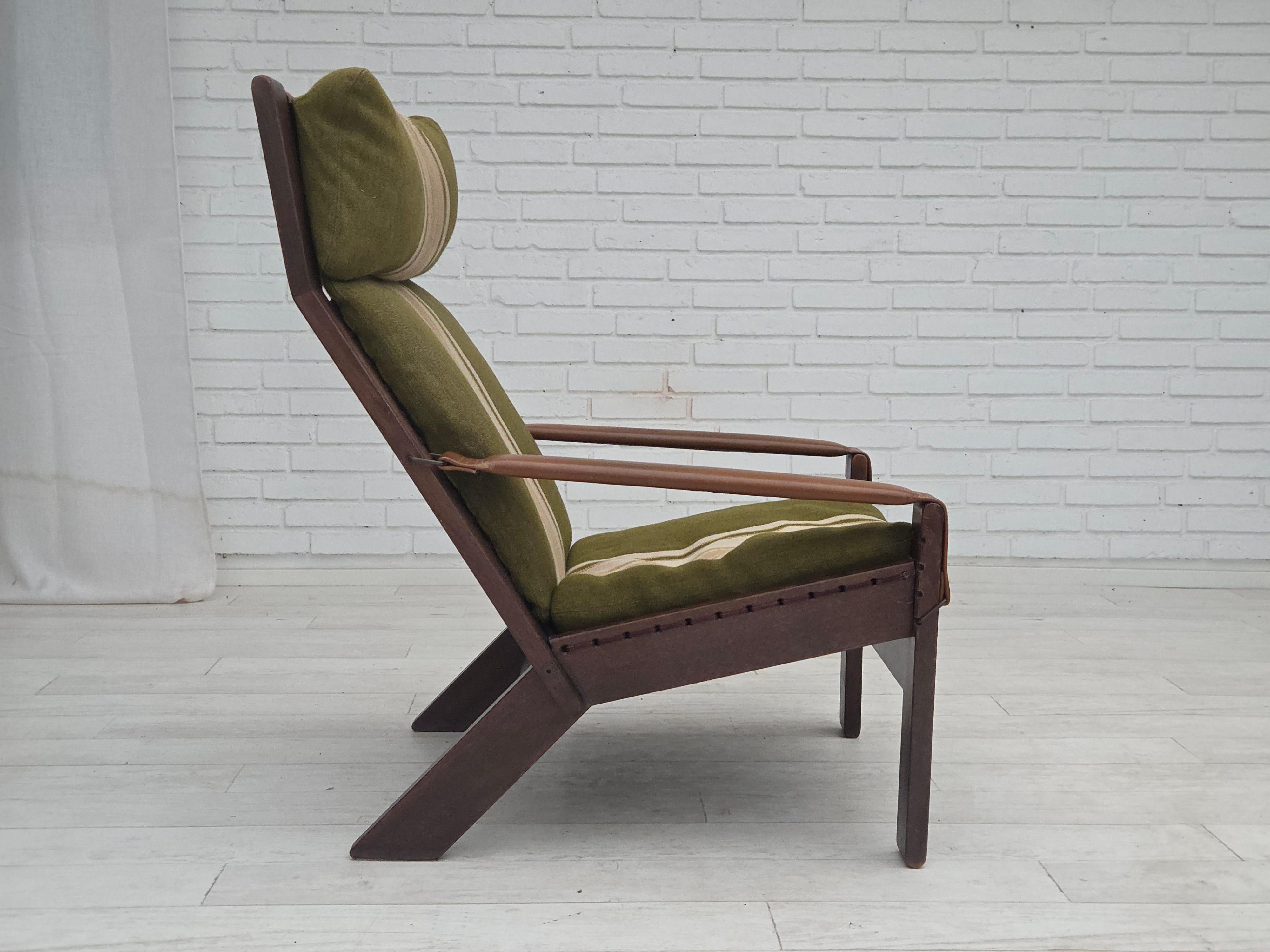 1970er Jahre, norwegisches Design von Peter Opsvik für Westnofa. Hochlehner-Sessel mit verstellbarer Rückenlehne. Original grüne Möbelwolle, dunkles Eichenholz, braune Leinwand. Guter Originalzustand: keine Gerüche, keine Flecken und stabile