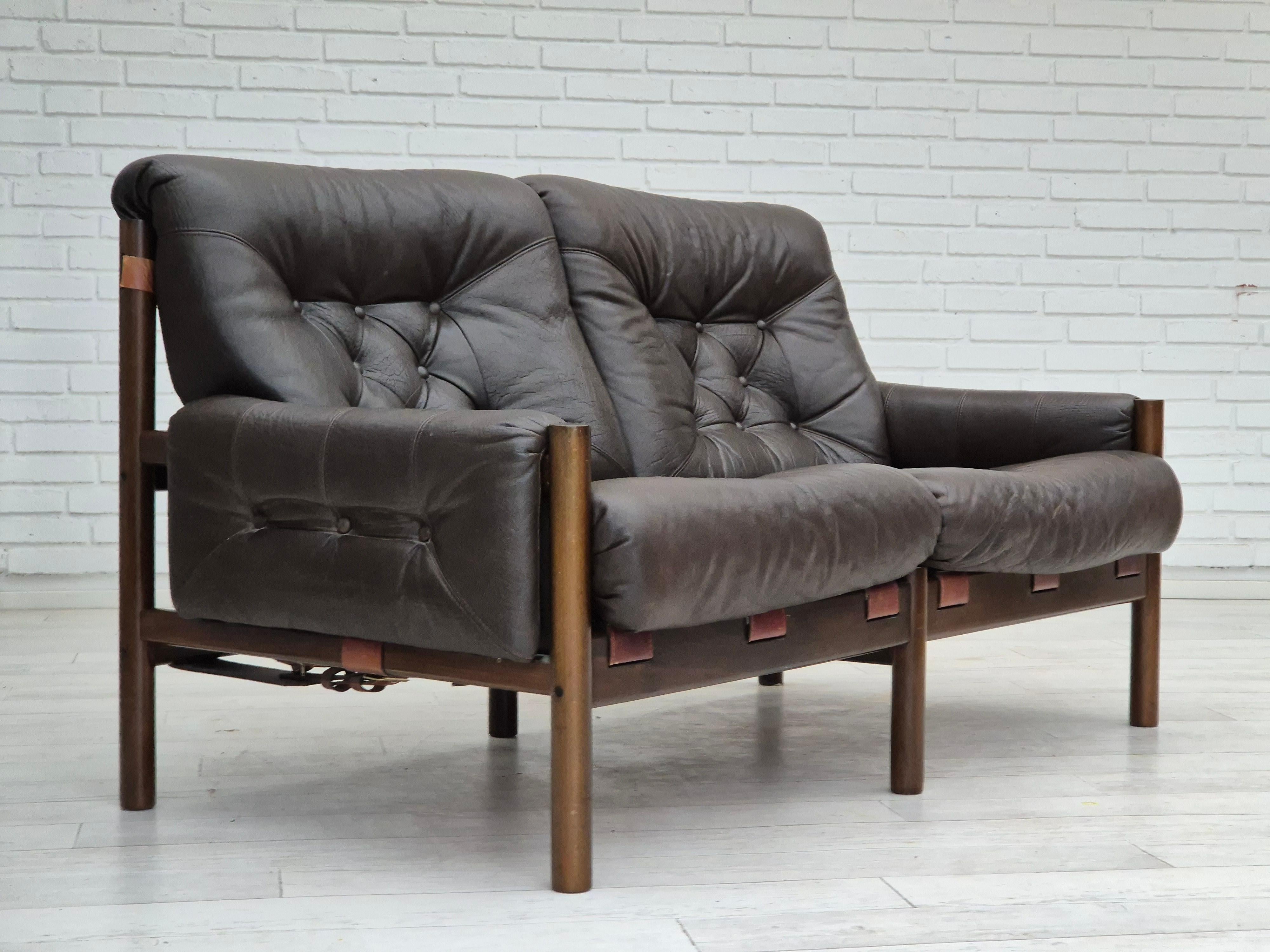 1970s, Norwegian design, Ivar Opsvik for Bruksbo Norway, 2 seater Safari sofa. In Good Condition For Sale In Tarm, 82