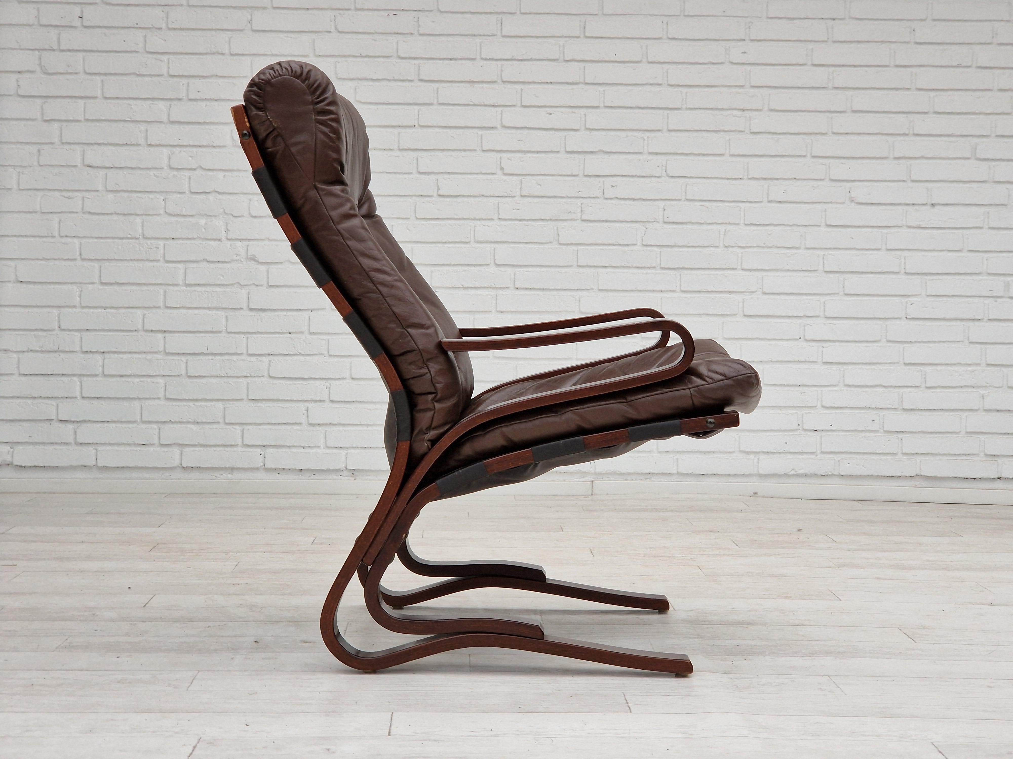 Design norvégien des années 1970, modèle de chaise longue « Kengu » d'Else et Nordahl Solheim. Bon état - En vente à Tarm, 82