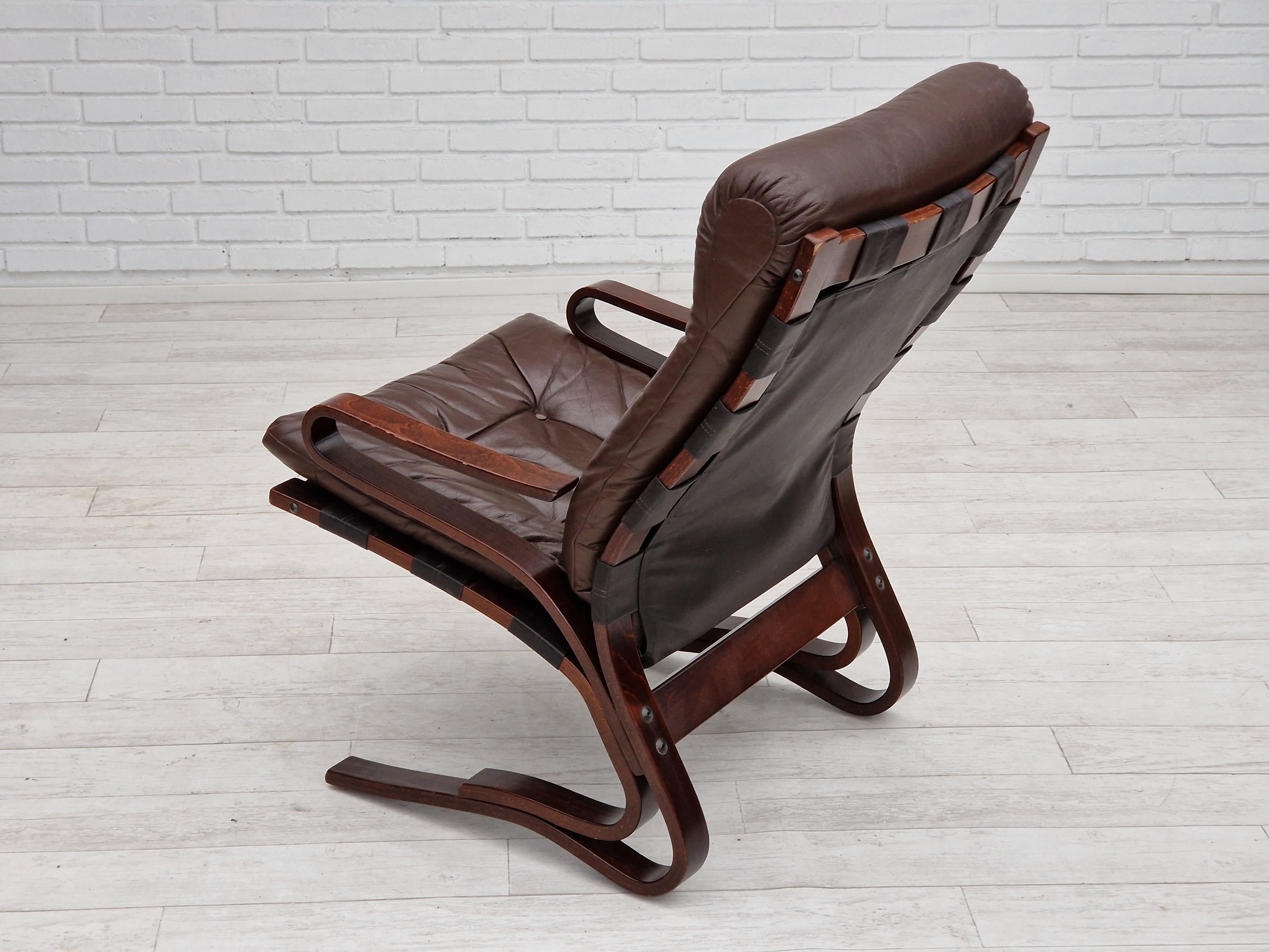 Cuir Design norvégien des années 1970, modèle de chaise longue « Kengu » d'Else et Nordahl Solheim. en vente