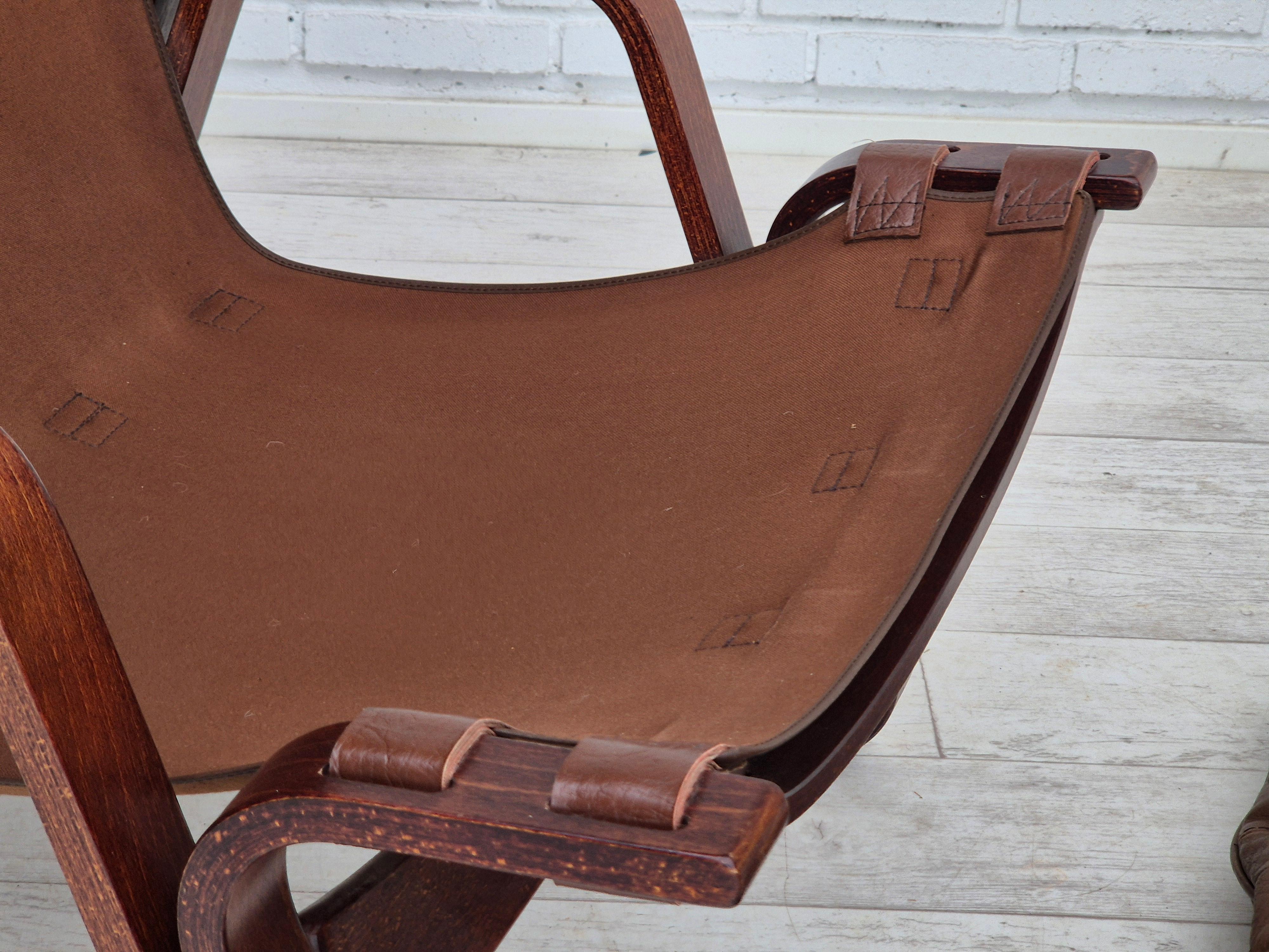 1970s, Norwegian design, lounge chair with footstool, original condition. For Sale 12
