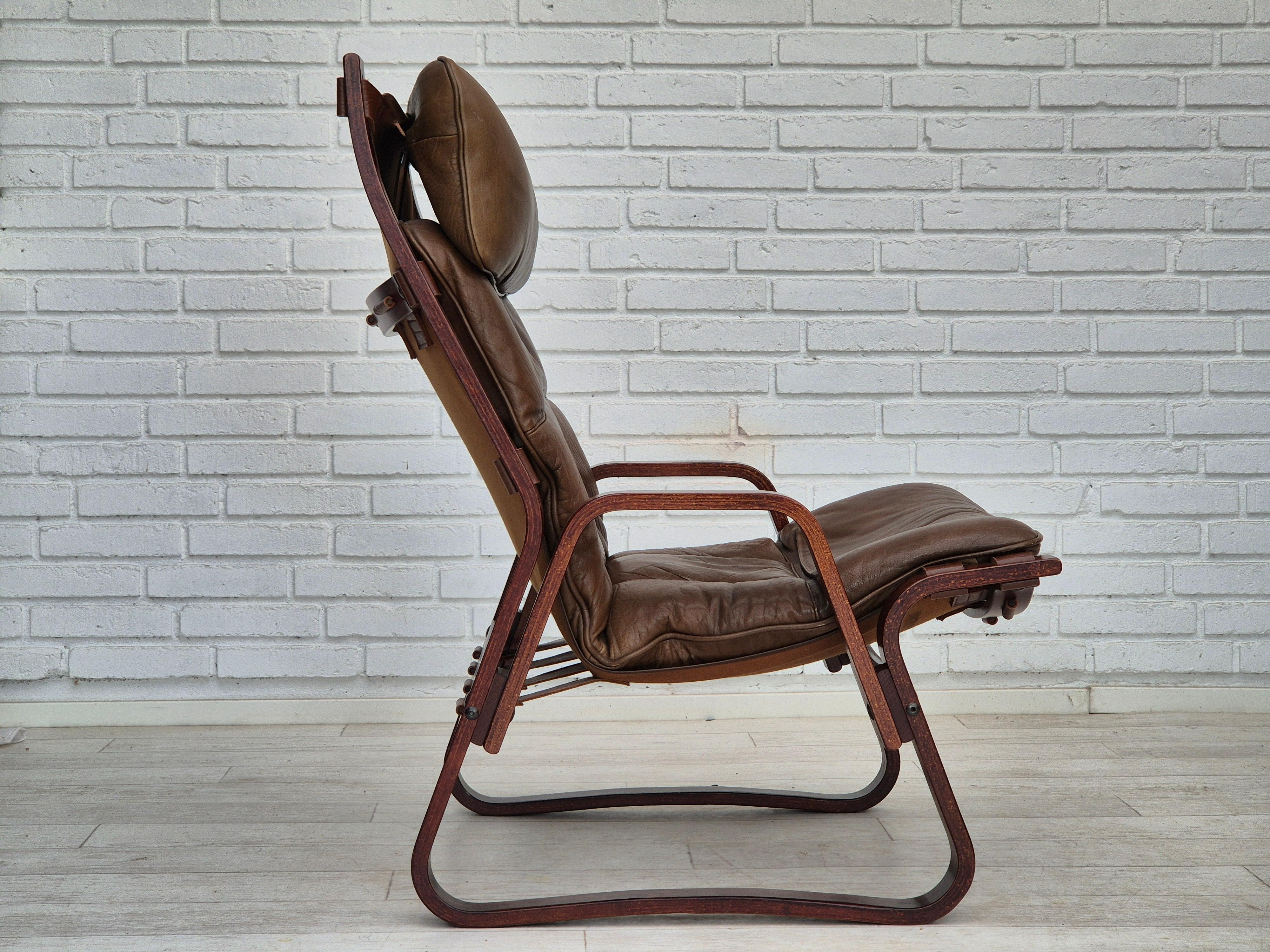 1970s, Norwegian design, lounge chair with footstool, original condition. In Good Condition For Sale In Tarm, 82