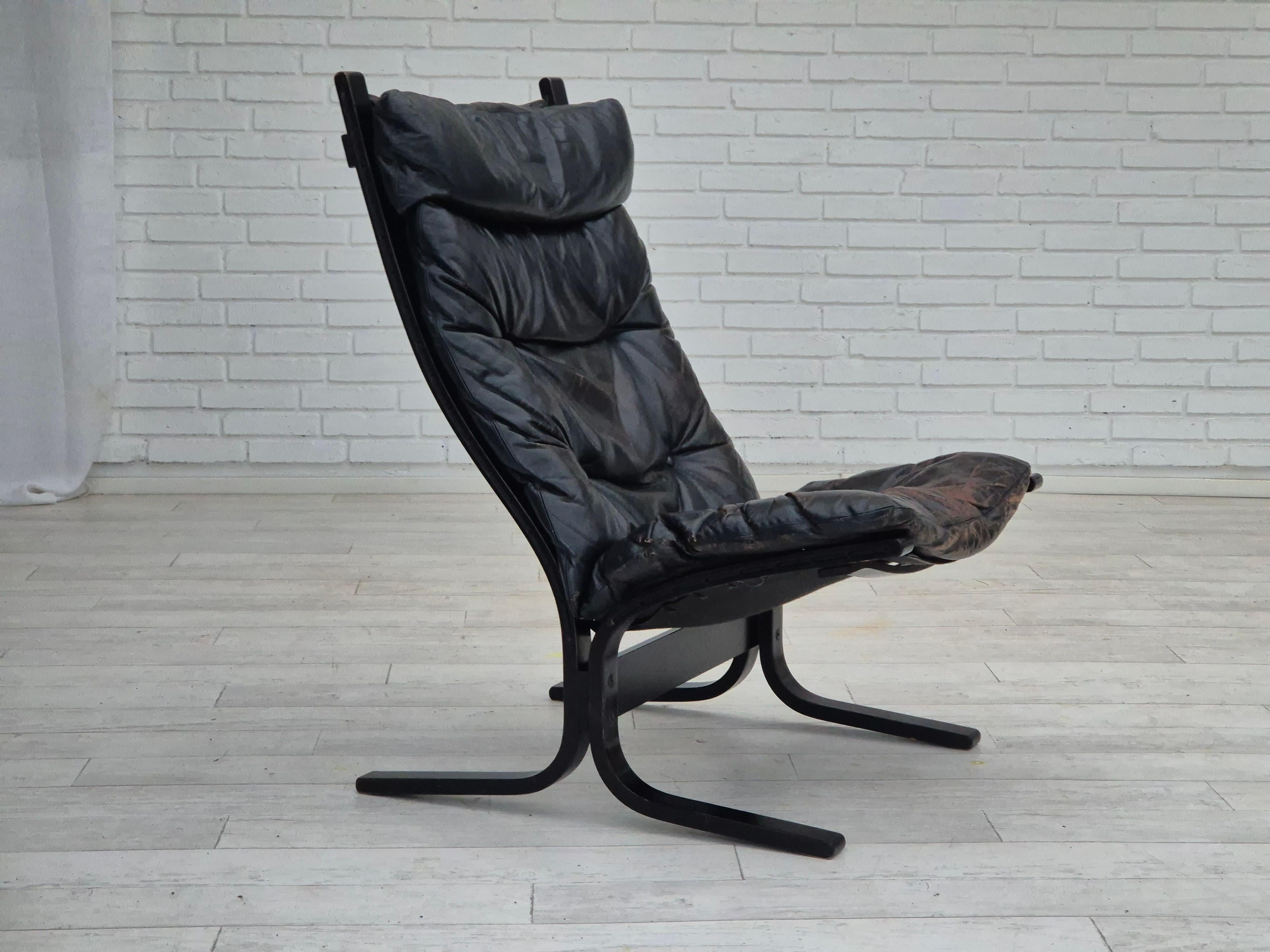 Années 1970, design norvégien, fauteuil de relaxation modèle 'Siesta' par Ingmar Relling pour Westnofa. Bon état d'origine avec une belle patine. Pas d'odeurs ni de taches. Cuir noir, toile et bois courbé.