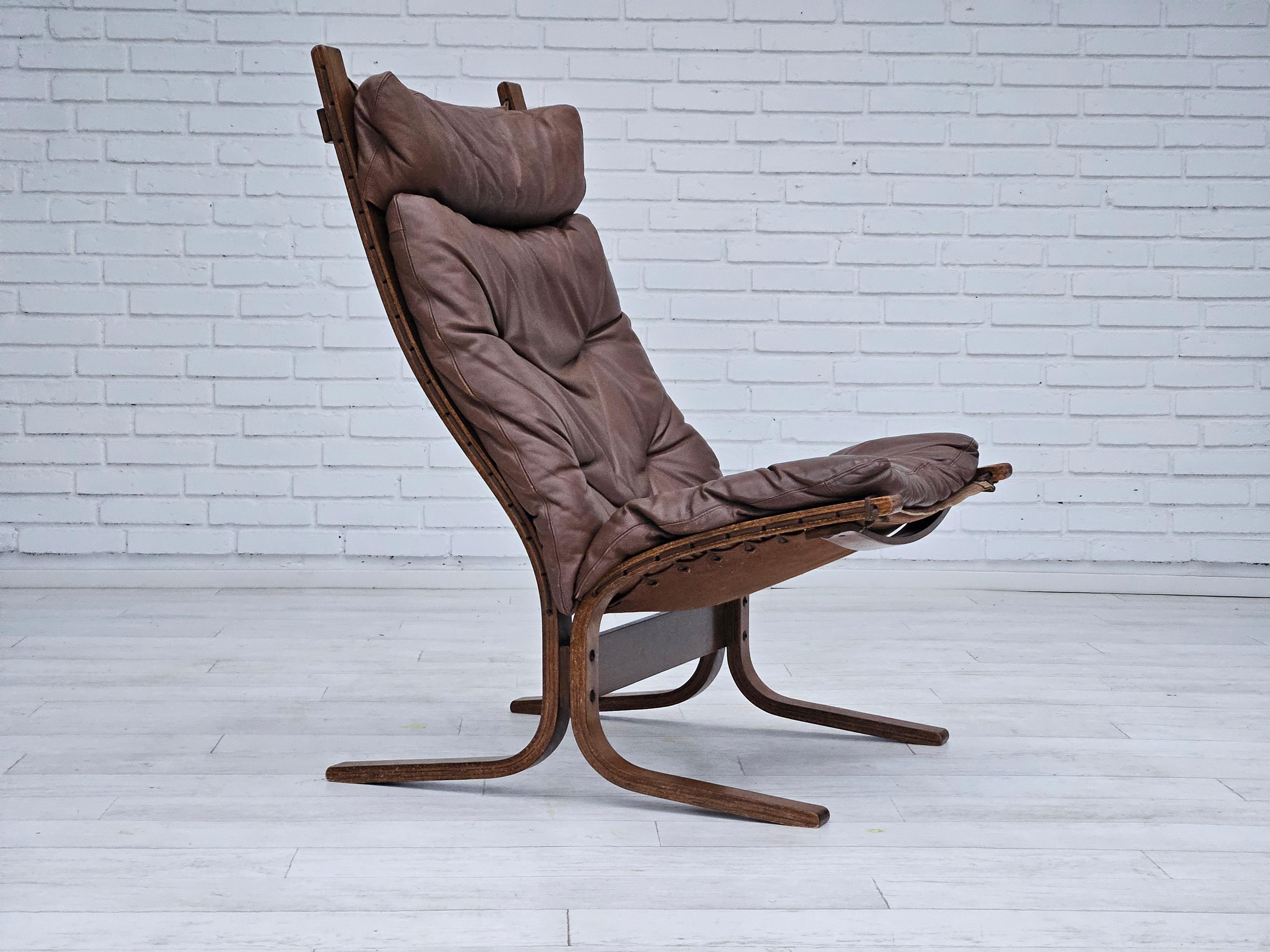 Années 1970, design norvégien, fauteuil de relaxation modèle 'Siesta' par Ingmar Relling pour Westnofa. Bon état d'origine. Pas d'odeurs ni de taches. Cuir brun, toile et bois courbé. 