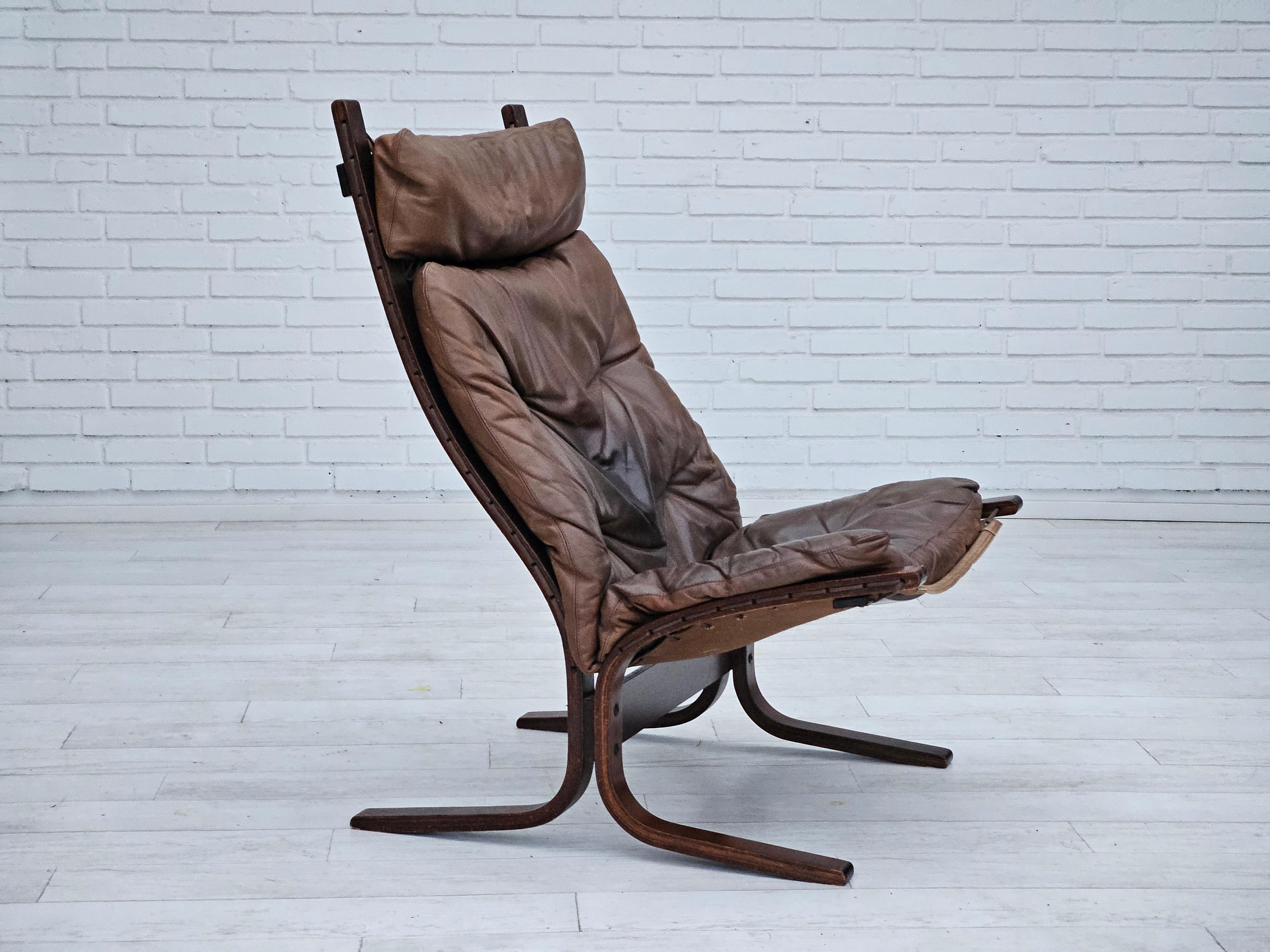 Années 1970, design norvégien, fauteuil de relaxation modèle 'Siesta' par Ingmar Relling pour Westnofa. Bon état d'origine avec une belle patine. Pas d'odeurs ni de taches. Cuir brun, toile et bois courbé. 