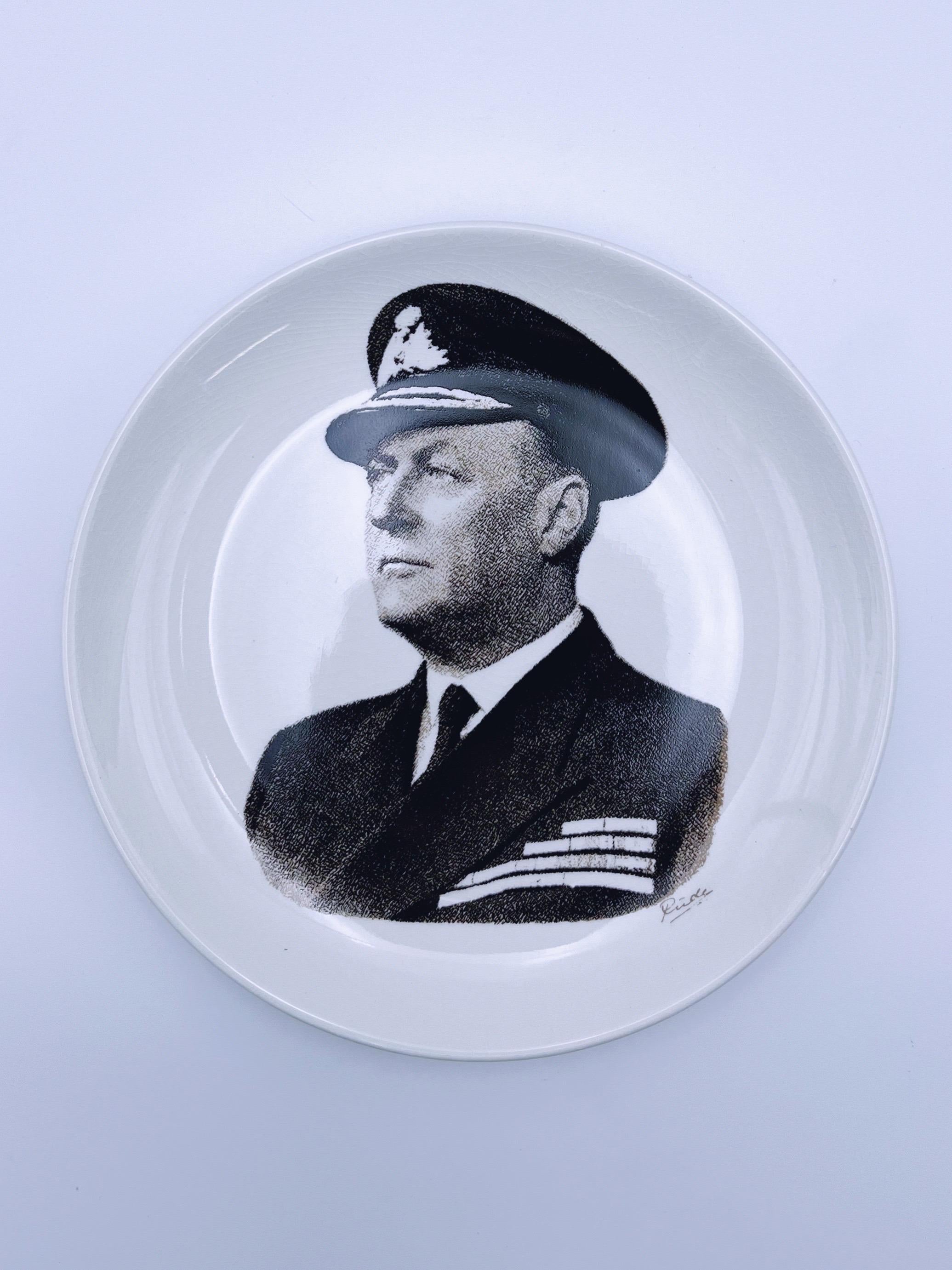 Vintage wall-hanging plate / commemorative plate from 1972 featuring a portrait of Norwegian King OLAV V ( 1903-1991) in the center.

Produced by Figgjo Flint & Stanvanger Flint Faience, Norway.  

In very good vintage condition, with minor