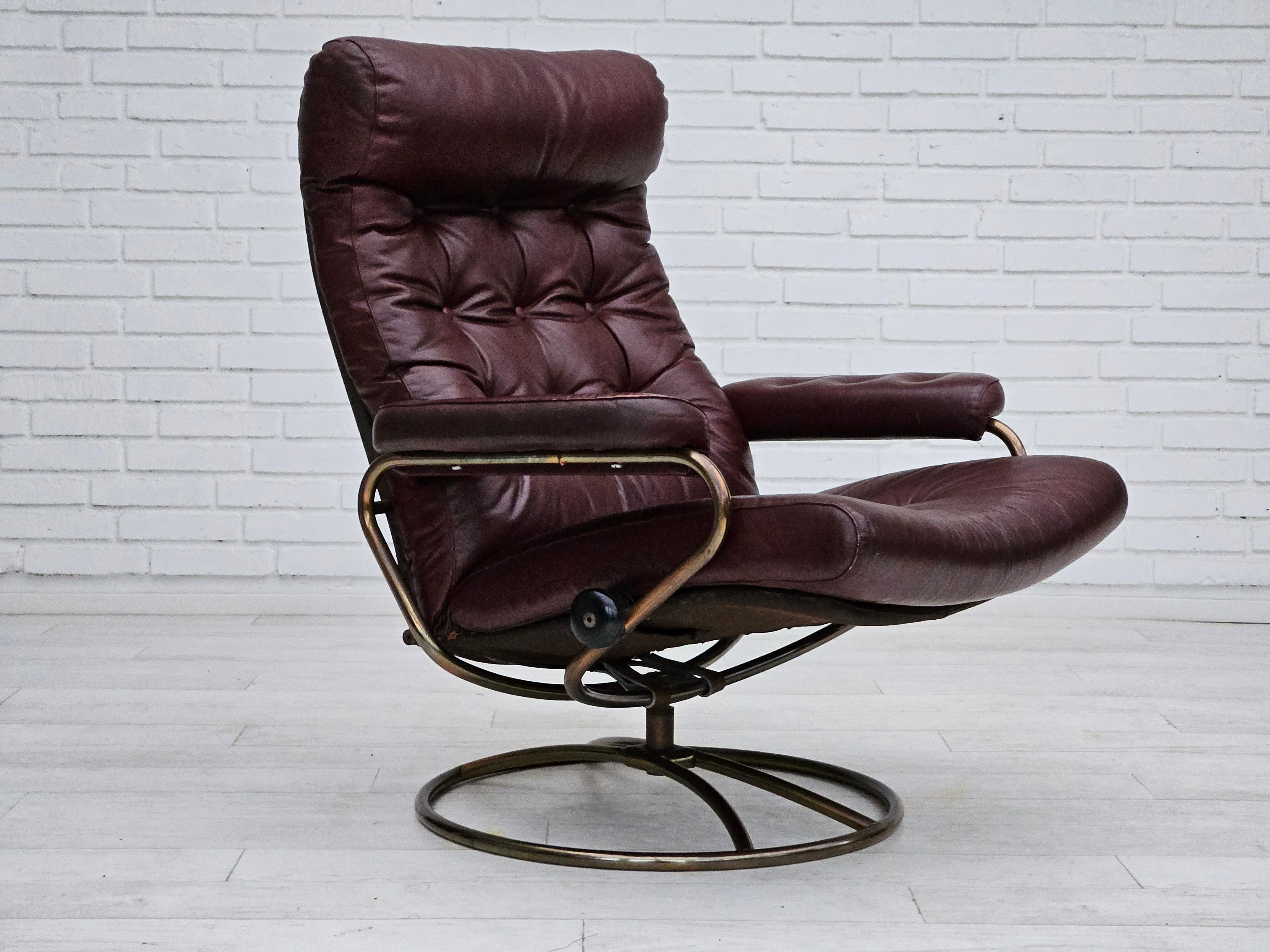 1970s, Norwegian relax swivel chair by Stressless. Original very good condition: no smells and no stains. Original brown leather and rounded base. Adjustable seats and backrests.